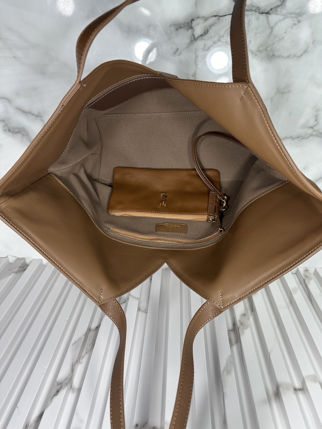 YSL Y TOTE IN LEATHER BAG กระเป๋าสะพายทรงโท้ทใบใหญ่ รุ่นใหม่ล่าสุด งานหนังแท้สวยเต็มใบ ดีไซส์เรียบหรูดูแพงอย่างแท้จริง ภายในโล่งกว้างมาก จุของได้เยอะสุด เอาใจสายแบกแต่ยังคงความหรูไว้ในตัวอย่างแน่นอน