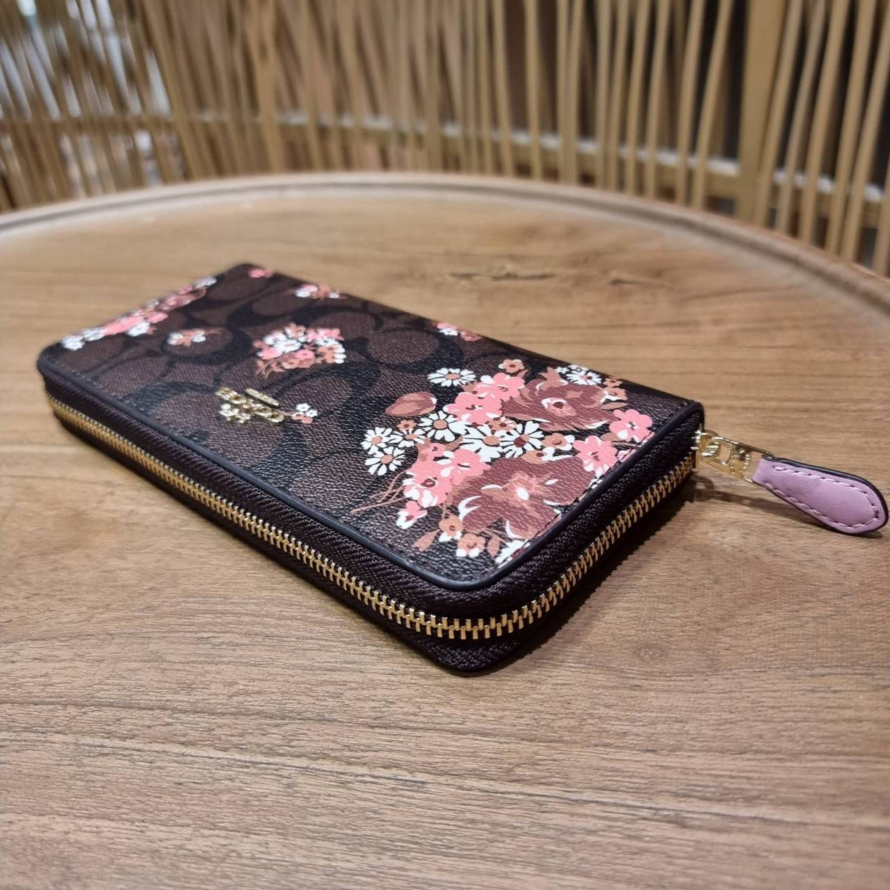 COACH ACCORDION ZIP WALLET IN SIGNATURE CANVAS WITH PRAIRIE ROSE / JUMBO FLORAL / CAMO ROSE FLORAL / MEDLEY BOUQUET PRINT ((F31572/F39189/F26290/F2859)) สวยคลาสสิคไม่มีใครเกิน!! กระเป๋าสตางค์ใบยาว ลวดลายสวย สีสันโดดเด่น วัสดุหนังแคนวาสเคลือบ เปิด-ปิดด้วยซ