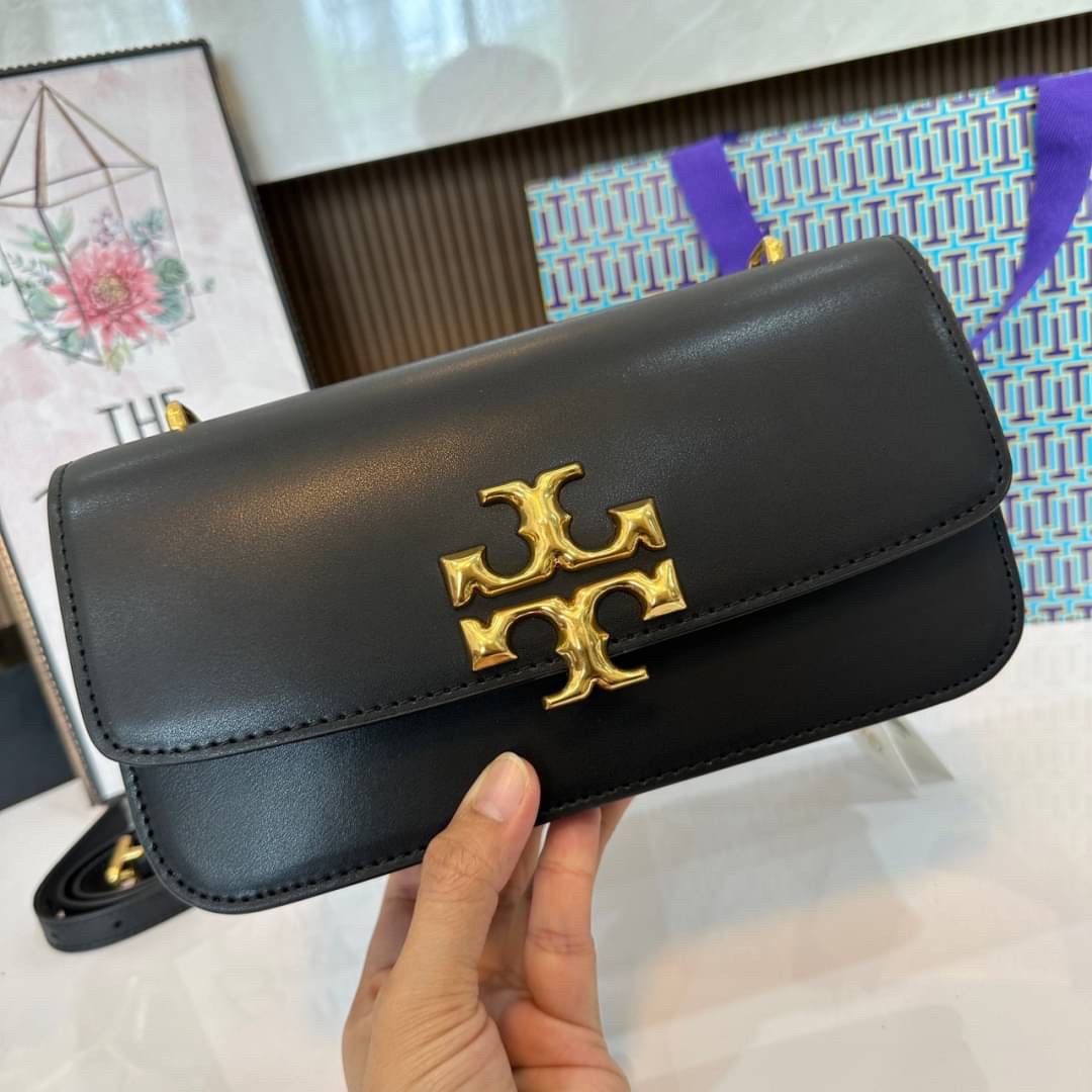 TORY BURCH ELEANOR SMALL LONG CONVERTIBLE SHOULDER กระเป๋าสะพายทรงยาว E/W Eleanor Convertible สูดหรู ดูแพง หนังแท้ เรียบสวยหรู โดดเด่นด้วยป้ายโลโก้สีทอง ลาย Double T อันเป็นเอกลักษณ์ ภายในช่องโล่งกว้างสามารถใส่โทรศัพท์ได้ทุกรุ่น สามารถใส่กระเป๋าสตางค์ใบยา