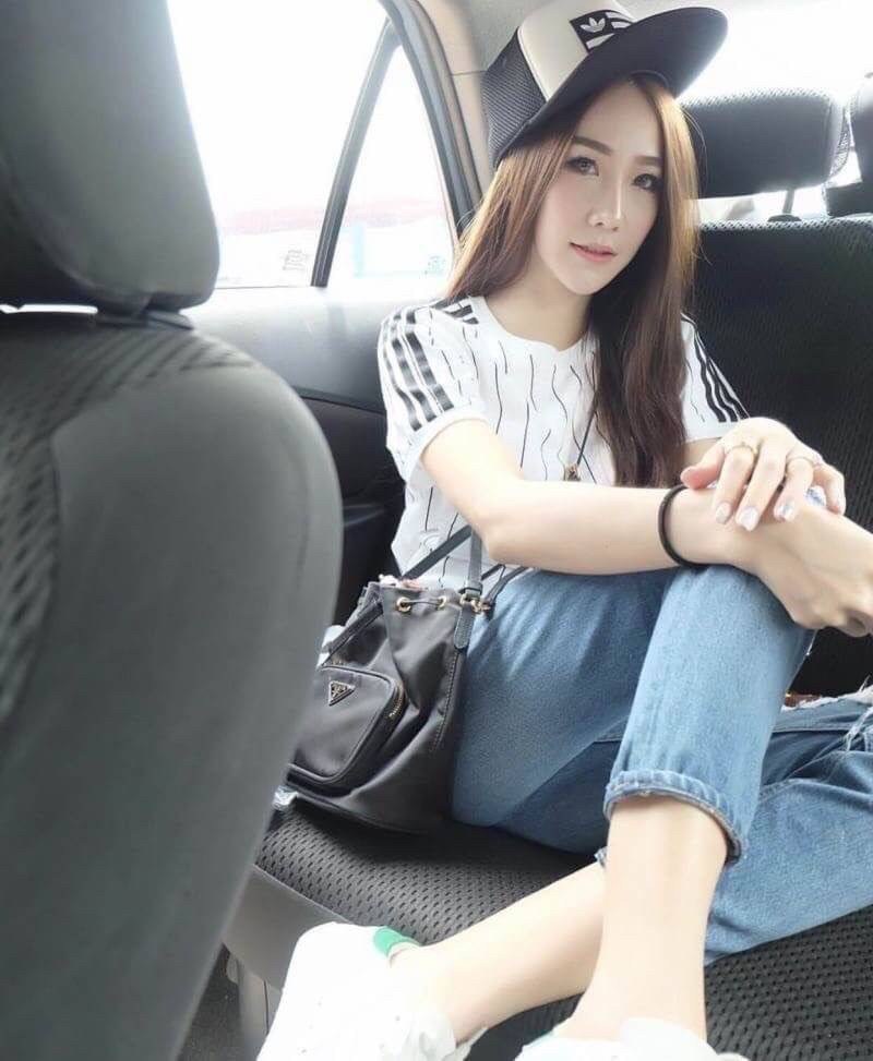 Size MINI : พร้อมส่งรุ่นขายดี!!! PRADA DRAWSTRING BAG WITH STRAP VIP GIFT WITH PURCHASE พรีเมี่ยมกิ๊ฟจากต่างประเทศรุ่น Limited วัสดุ Nylon & Polyester 100% เนื้อหนา ด้านหน้าประดับโลโก้ เปิดปิดแบบ Drawstring มาพร้อมสายสะพายให้ถึง2แบบทั้งสายสั้นและสายยาวปรั