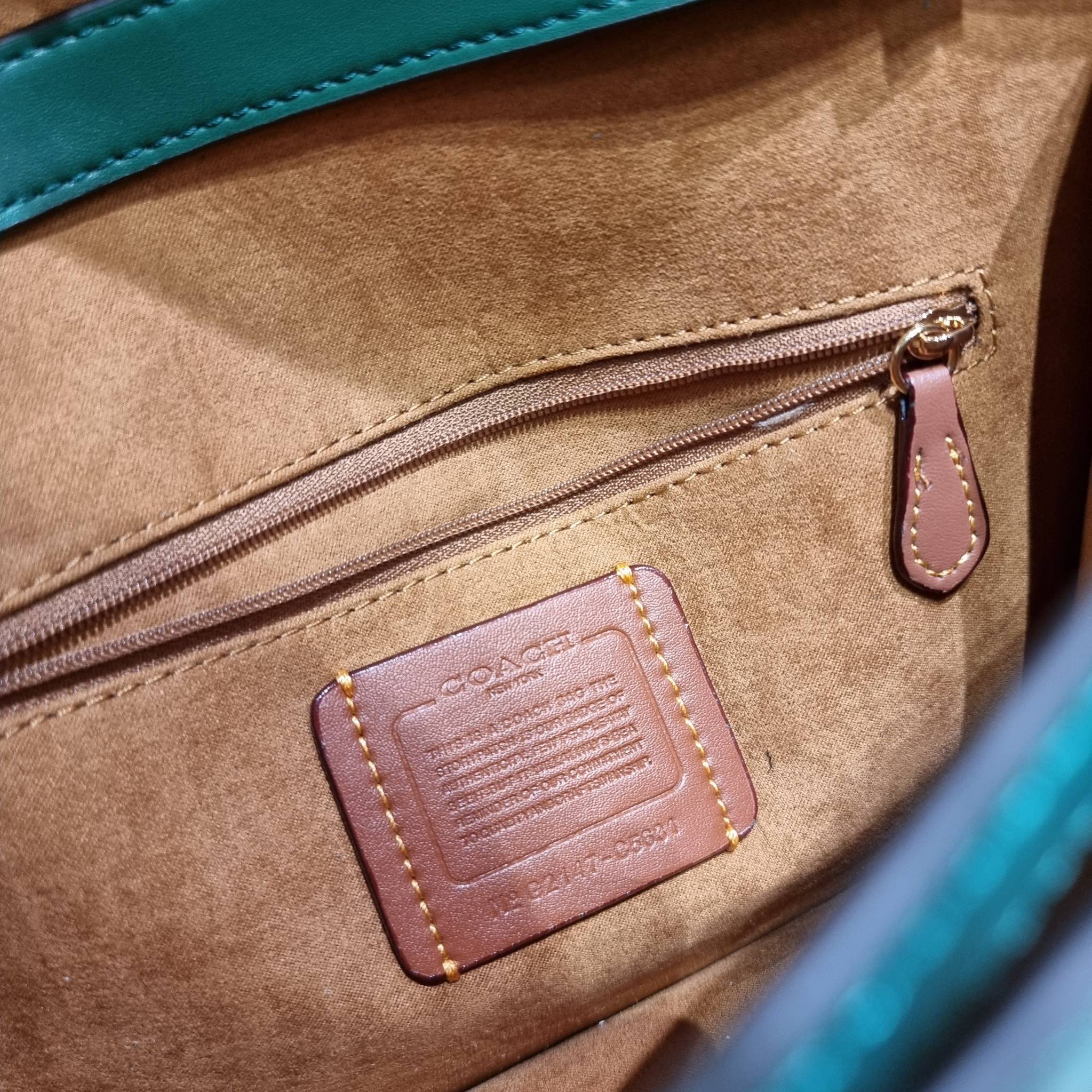 COACH C5631 BRYNN FLAP CROSSBODY แซ่บที่สุด ใหม่ที่สุด!! คอลเลคชั่นใหม่!! มองยังไงก็หลงรักละสายตาไม่ไหว กระเป๋าสะพายข้างลุคไฮน์ ที่ดีไซน์ออกมาได้ปัง และดูแพงมากๆ ด้วยดีเทลคลาสสิค รูปทรงใช้งานง่าย เรียบๆแต่มีดีเทล วัสดุหนังลายจระเข้ สวยม้าก!!! เปิด-ปิดด้วย