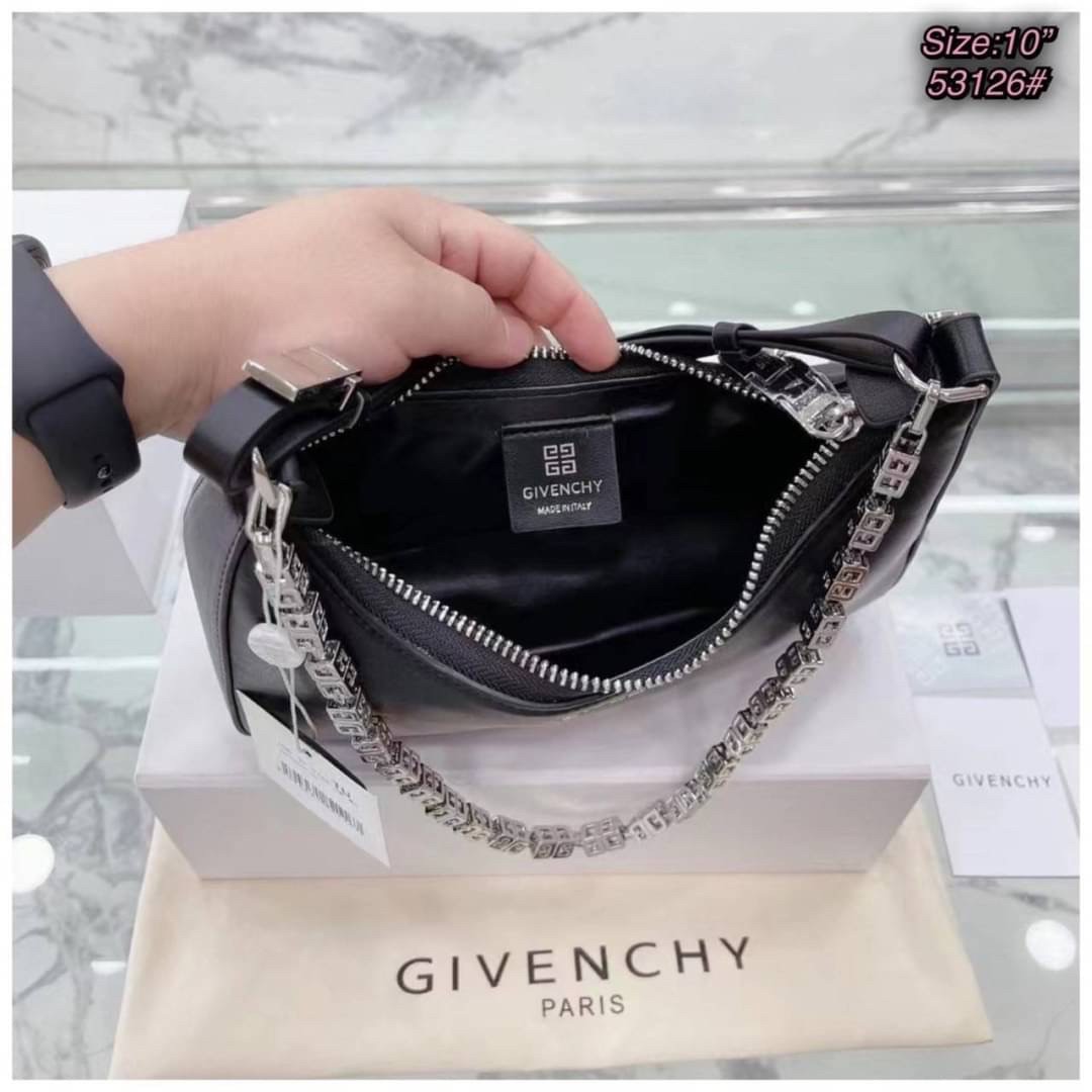 GIVENCHY SMALL MOON CUT OUT SHOULDER BAG 25cm พร้อมส่งที่ไทย กระเป๋าสะพายไหล่งานหนังเต็มใบ หน้าติดโลโก้แบรนด์มาพร้อมสายโซ่ งานสวยตามรูป อะไหล่เงิน สายสะพายปรับระดับได้ เกรดสวยหรู สาวๆ รีบจับจอง อย่าคิดนาน ราคานี้กับคุณภาพถือว่าคับแก้วมั๊กมากกกก