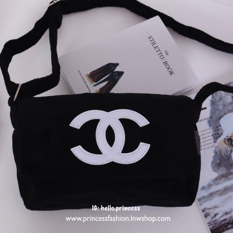 Chanel Beaute Crossbody Bag กระเป๋าสะพาย VIP GIFT ของแท้ จาก Chanel Cosmetic แท้💯 วัสดุขนวูลหนานุ่ม ตัดโลโก้แบรนด์หนังสีขาวสวยโดดเด่น น้ำหนักเบา เปิดปิดด้วยฝาปิดกระดุมแม่เหล็ก ใบใหญ่กำลังดี ใส่ iPad, กระเป๋าสตางค์ใบยาว, และของจุกจิกได้เยอะ มาพร้อม