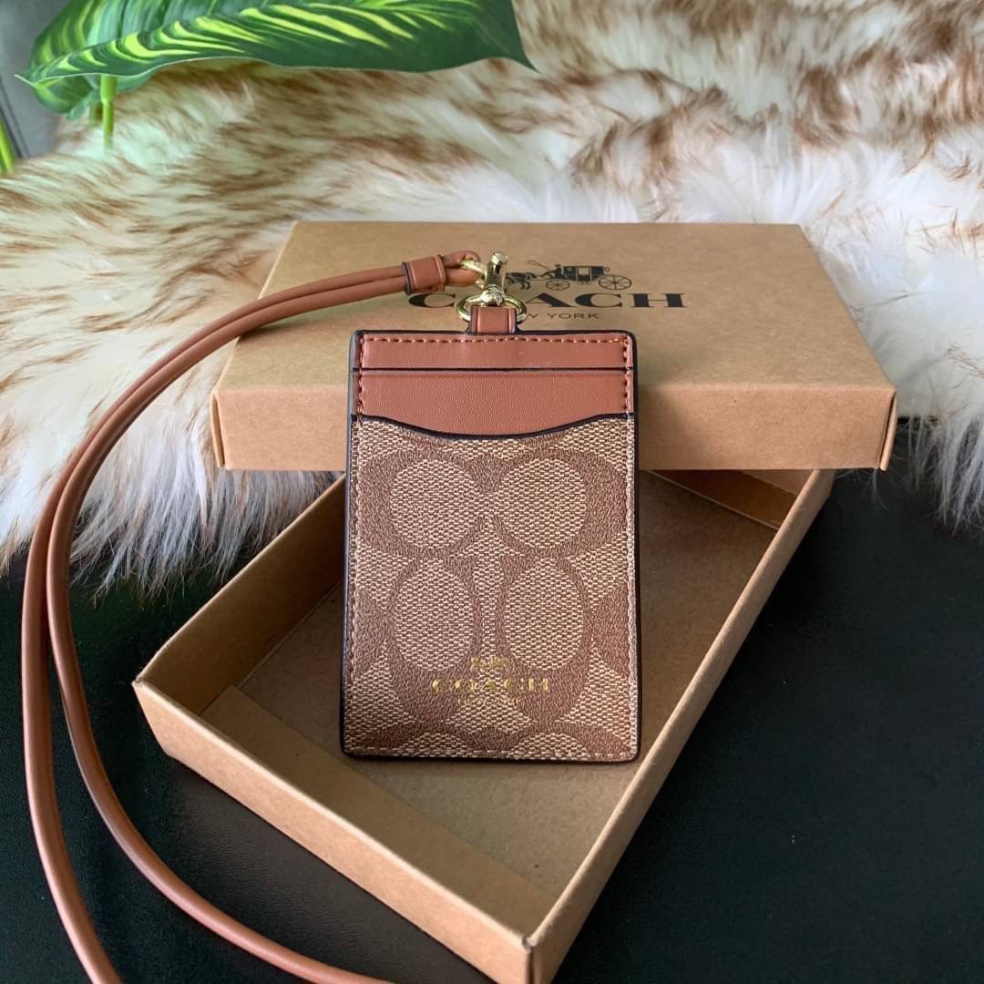 COACH F63274 ID LANYARD IN SIGNATURE COATED CANVAS กระเป๋าใส่บัตรคล้องคอ ลาย C ทั้งใบ ด้านหน้าตกแต่งชื่อแบรนด์ สวยมากกก ใส่บัตรพนักงาน และบัตรต่างๆ มาพร้อมสายคล้องคอ สายถอดออกได้ ตัวกระเป๋ามี 3 ช่องค่ะ