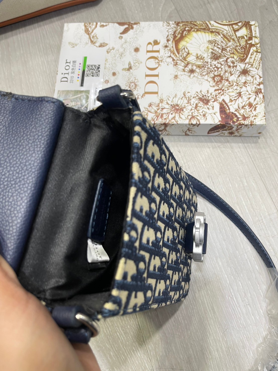 DIOR Phone Bag / DIOR Saddle Vertical Pouch With Strap Oblique Jacquard กระเป๋าสะพายใส่โทรศัพท์แฝงความหรูตามเอกลักษณ์แบรนด์ ได้ใจหนุ่มๆไปเลยใบนี้!! หลงรักตั้งแต่แรกเห็นมีอยู่จริง!! สะพายข้างคูลๆ พกพาไปไหนๆได้สะดวก คล่องตัวกว่าเดิม