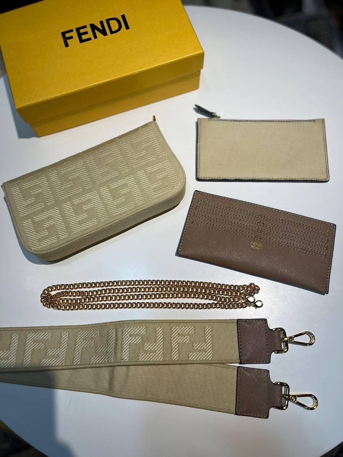 หนังแท้ Fendi Wallet On Chain With Pouches leather mini-bag กระเป๋าสะพายข้างทรงเหลี่ยมตกแต่งด้วยโลโก้ Fendi กระดุมแป๊ก มาพร้อมกระเป๋าด้านในแบบถอดได้ถึง 2ใบ สุดคุ้ม พร้อมสายโซ่และสายสปอร์ตถอดออกได้ ไอเท็มนี้ไม่ควรพลาดเลยค่าา