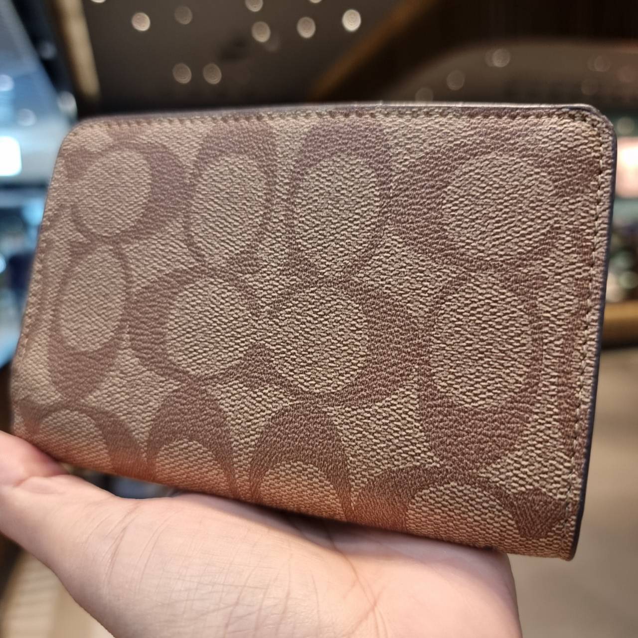 COACH C0082 MEDIUM CORNER ZIP WALLET IN SIGNATURE CANVAS ดีไซน์ใหม่ล่าสุด!! กระเป๋าสตางค์ใบกลาง 👛 ขนาดกำลังเหมาะมือ วัสดุหนังแคนวาสเคลือบลาย ดูแลรักษาง่าย มีช่องใส่บัตรและธนบัตรครบ และช่องซิปแยกไว้ใส่เหรียญ ครบเซ็ทแบบนี้เหมาะส่งต่อเป็นของขวัญที่สุ