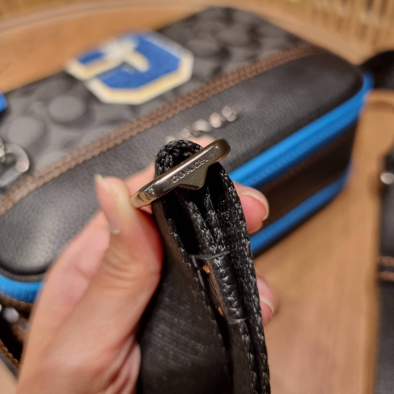 COACH C4027 COACH x PEANUTS GRAHAM CROSSBODY IN SIGNATURE CANVAS WITH SNOOPY จัดให้อีกไอเท็มจ้า สำหรับสาวกสนูปพีโดยเฉพาะ กระเป๋าครอสบอดี้ทรงยอดฮิต รุ่นนี้สามารถใช้ยูนิเซ็กส์ได้เลย สาวๆหนุ่มๆได้หมดไม่เกี่ยง!! รูปทรงดีไซน์คลาสสิค โดดเด่นด้วยตัว C ตกแต่งตัวใ