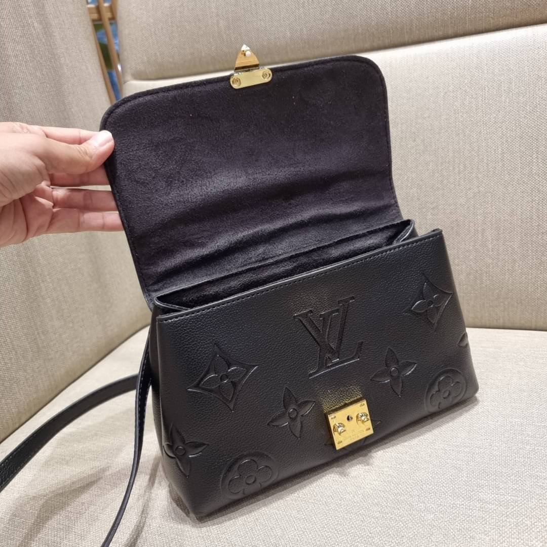 VIP 🥂 LV MADELEINE BAG ใหม่ล่าสุด อีกหนึ่งรุ่นคลาสสิคหายาก ที่สาวๆรอคอย กระเป๋าถือ/สะพายข้าง ดีไซน์เรียบง่าย แต่เต็มไปด้วยดีเทลความหรู วัสดุหนังวัวปั๊มลายเอกลักษณ์ เปิด‐ปิดด้วยอะไหล่กดล็อคสีทองหรู และมีพวงหนังห้อยพิเศษแถมมาให้ด้วย ภายในแบ่งสัดส่วน