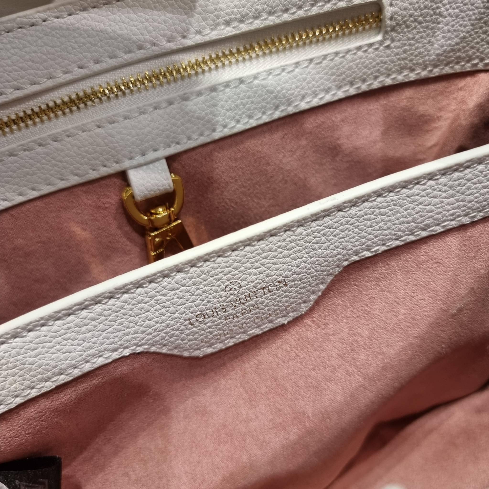 LV capucines top handle ที่สุดของความสวยในราคาเบาๆ กระเป๋าถือสุดหรู ดีไซน์ทรงคลาสสิค พร้อมลวดลายหรูหรา มาพร้อมหูจับในตัว ด้วยรูปทรงวินเทจและวัสดุหนังแท้ ขับผิว ทำให้ไอเท็มนี้สะกดทุกสายตาจริงๆ และยังมีลูกเล่นที่ฝาปิดกระเป๋า ที่สามารถปิด หรือสอดด้านใน ก็เห็