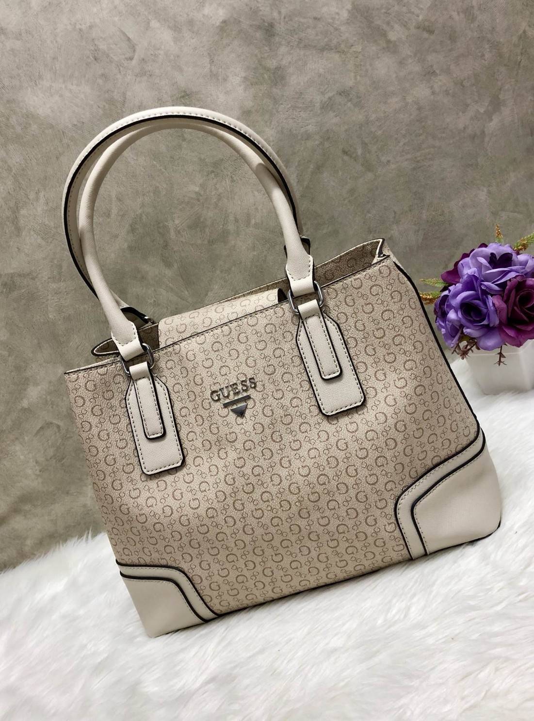 New GUESS FOXWOOD LARGE BAG พร้อมส่ง!!! กระเป๋าถือหรือสะพายแบบคล้องไหล่ได้ วัสดุหนังลายGทั้งใบ ด้านหน้าติดโลโก้แบรนด์หรู เปิดปิดกระเป๋าแบบแบบแม่เหล็ก ด้านในมี3ช่อง มีข่องซิปกลาง ช่องหลักหน้าหลัง ภายในช่องกว้างมากค่ะ ใส่ของจุทีเดียว พร้อมช่องเล็กใส่ของจุกจ