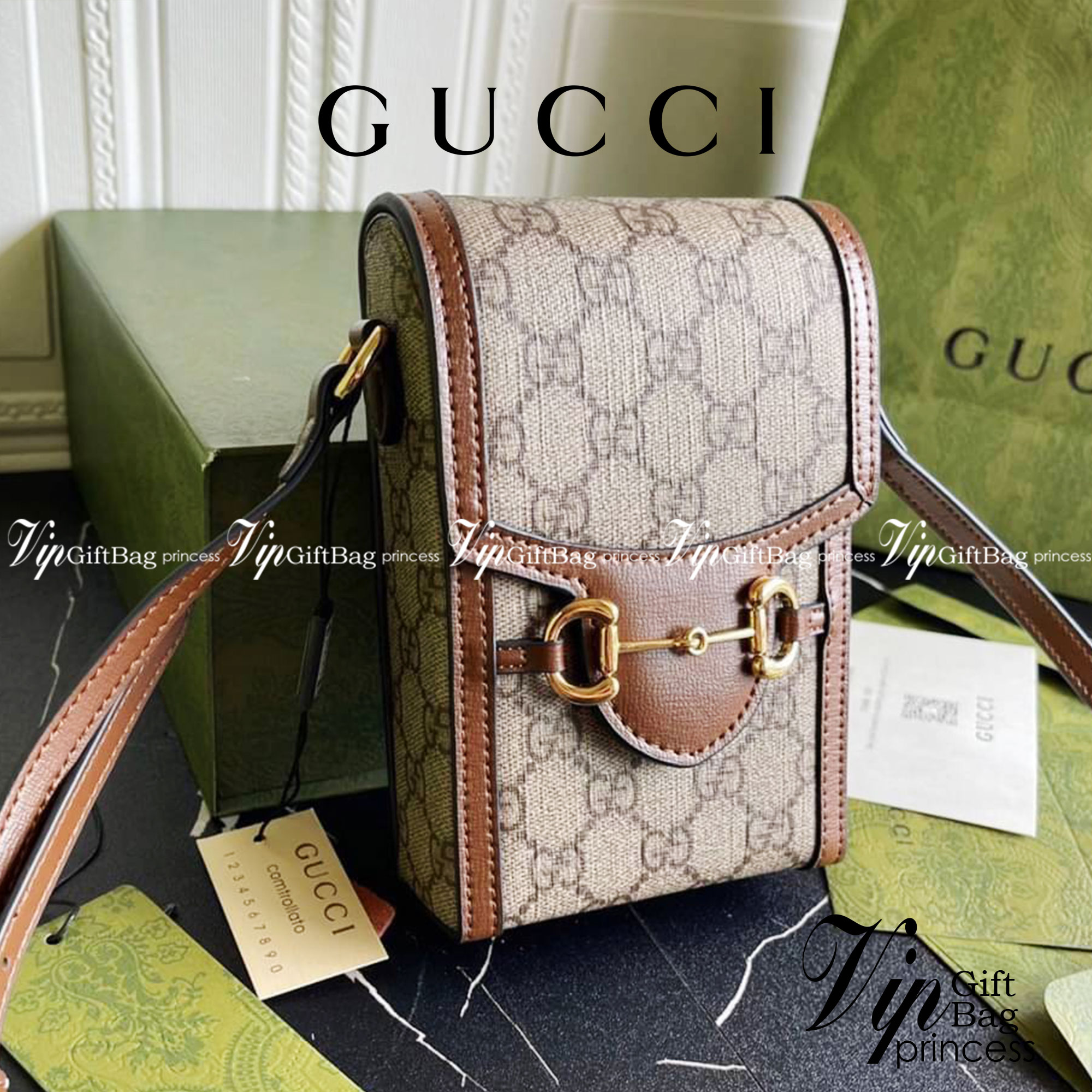 หนังแท้ GUCCI Horsebit phone bag กระเป๋าสะพาย กระเป๋าใส่โทรศัพท์สุดคลาสสิก หนังวัวแท้สีน้ำตาล อะไหล่สวย ดีไซต์สัญลักษณ์วงแหวนตามแบบฉบับ GUCCI มาพร้อมกล่องแบรนด์และสายสะพายยาวที่สามารถปรับระดับได้ พร้อมส่งให้สะพาย สวยๆ กันแล้ววันนี้ ใบนี้ must have..ค่ะ.!!