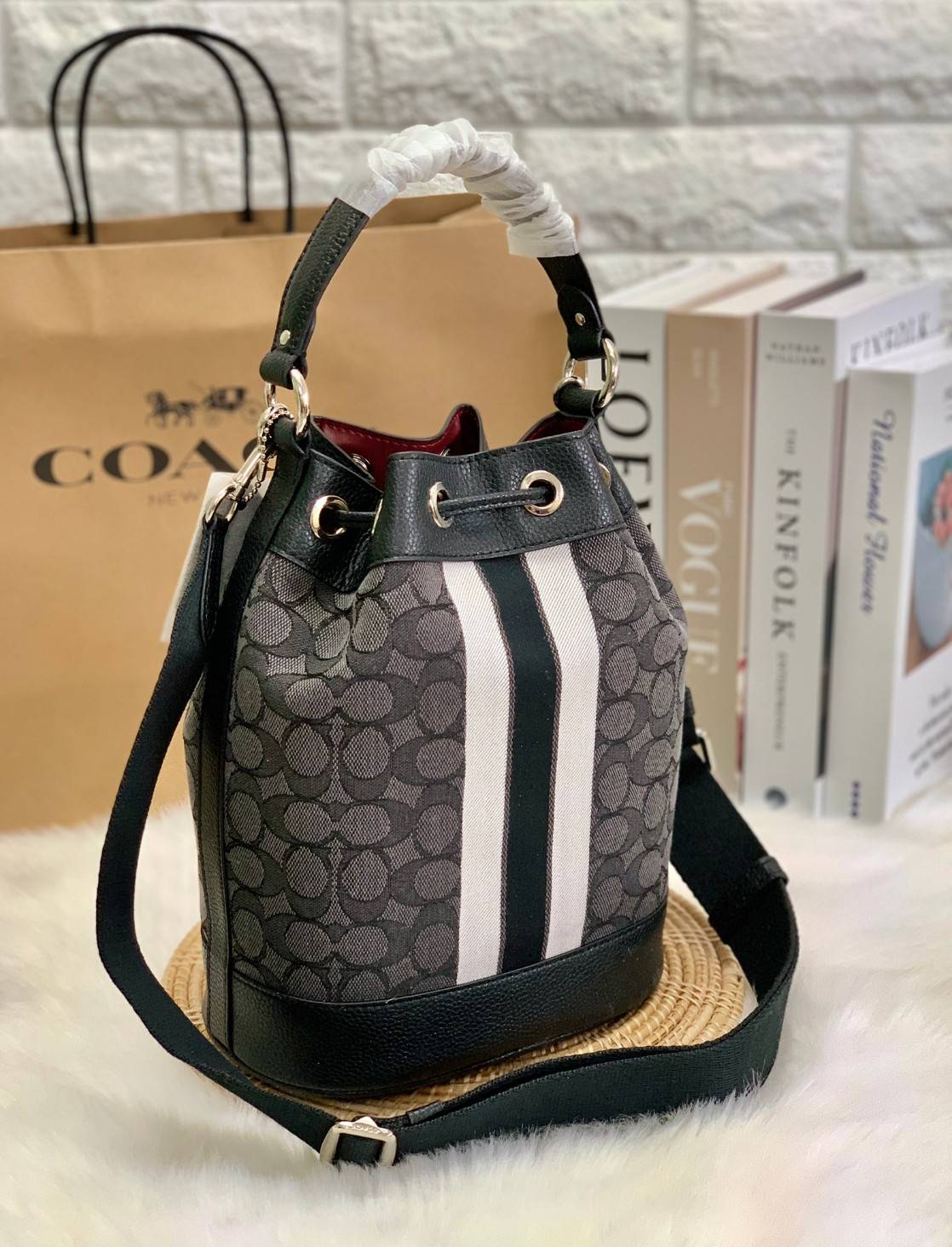 สวยหรู ดูดีมากๆ บอกเลย ไม่มีคือพลาดจร้าา! COACH DEMPSEY DRAWSTRING BUCKET BAG ((C4100//C4102)) พร้อมส่งที่ไทยอีกครั้ง! กระเป๋าทรงขนมจีบ หนังแท้นิ่มสวยมากๆค่ะ จุดเด่นด้านหน้าปั้มโลโก้แบรนด์ ปากกระเป๋าแบบหูรูดใช้งานง่าย ภายในสามารถใส่ของจำเป็นในชีวิตประจำวั