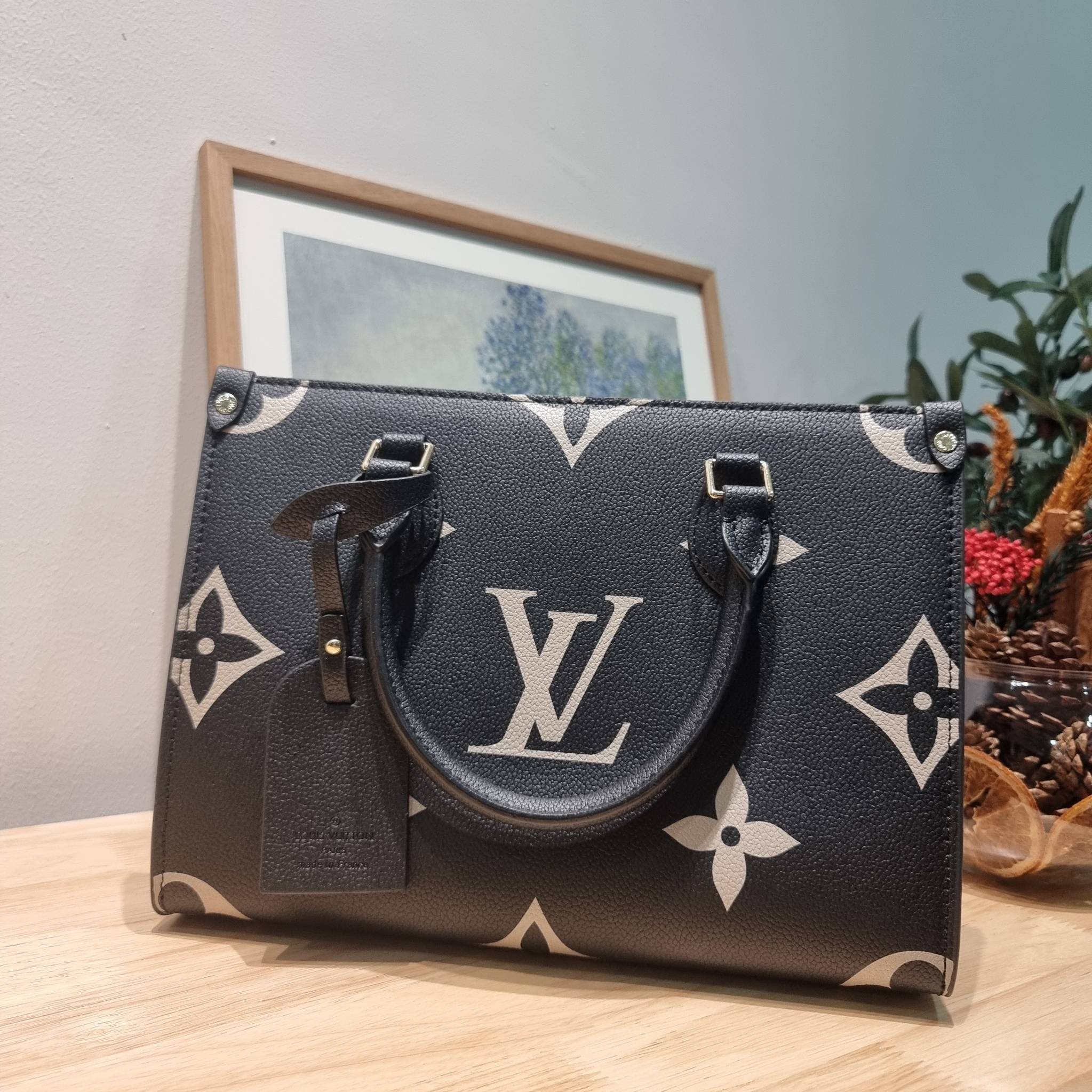 LV Onthego / LV crossbody tote bag กระเป๋าทรงโท้ทเวอร์ชั่นดั้งเดิม ที่คลาสสิค ผู้ดี หรูหรา โทนสีใช้งานง่าย ได้ทุกลุค ทุกสไตล์ วัสดุหนังลูกวัว ผิวลายเกรน มาพร้อมหูจับในตัว คล้องแขนก็ดูแพง หรือจะเกี่ยวสายครอสสะพายก็อัพลุคได้เลย ภายในโล่งกว้างมาก มีอะไหล่เกี