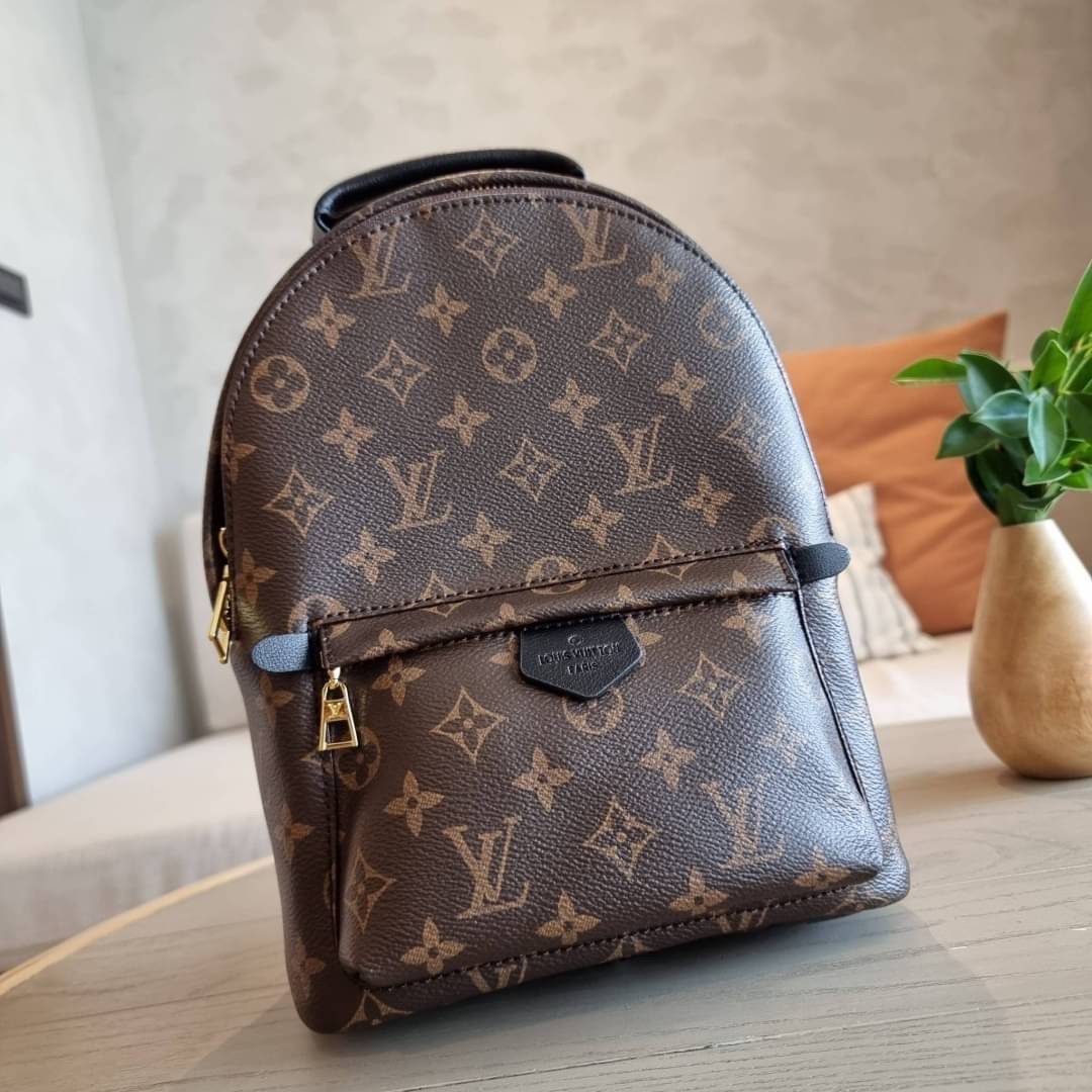 LV Backpack Size Small | สายสะพายเล็ก ถอดได้ LV palm springs New in!! เข้าแล้วกับไอเท็มยอดฮิต หรูหราพร้อม box set สุดสวย ที่สุดของความคุ้มค่า LV palm springs กระเป๋าแบ็คแพ็ค มาให้เลือก 2 ไซส์ ขายดี วัสดุหนังแคนวาสคุณภาพดี มีช่องซิปแบ่งสัดส่วน ใบเล็กสายวะพ