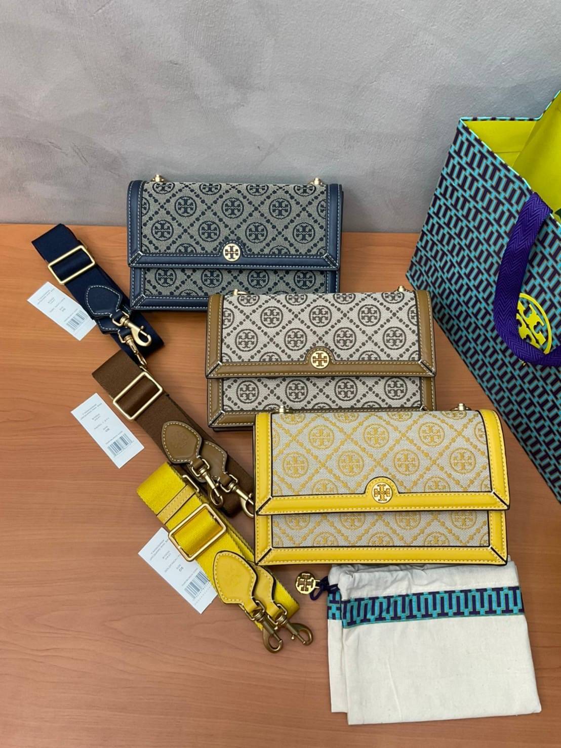 TORY BURCH 81000 MINI T MONOGRAM JACQUARD SHOULDER BAG คอลเลคชั่นฤดูใบไม้ผลิ 2021 กระเป๋าสะพายรุ่นใหม่จาก Tory Burch ดีไซน์สวยคลาสสิค แฝงไว้ด้วยความหรู ลวดลายผ้าแจ็คการ์ด T Monogram บนกระเป๋า Tory Burch นี้ เป็นการยกย่องให้กับงานควิลท์ชาวเพนซิลเวเนียดัตช์