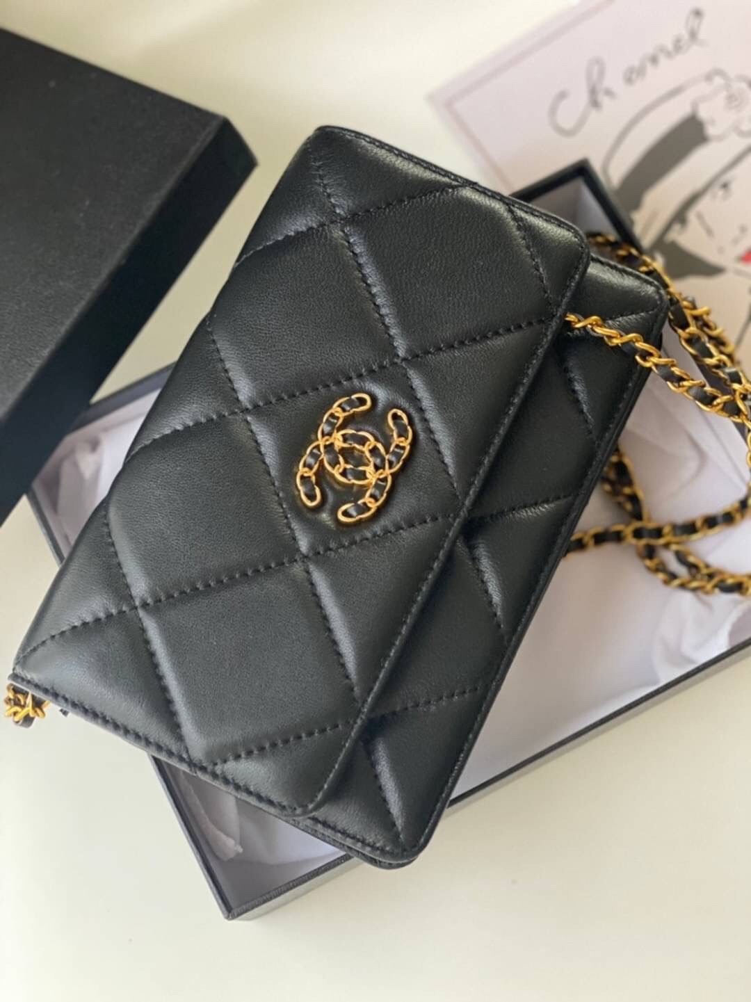 หนังแท้ VIP GIFT CHANEL classic shoulder crossbody bag วัสดุหนังเรียบเนียนสวยผู้ดีม๊ากกก งานอยู่ทรงคุณภาพดีตามแบบฉบับของแบรนด์ ขนาดกำลังดี น้ำหนักเบา ด้านหน้ามีโลโก้แบรนด์อะไหล่หรู มีช่องใส่บัตร ใส่ของจุกจิก เปิดปิดด้วยฝาปิดกระดุม งานตัวจริงสวยมากๆ ถูกใจร