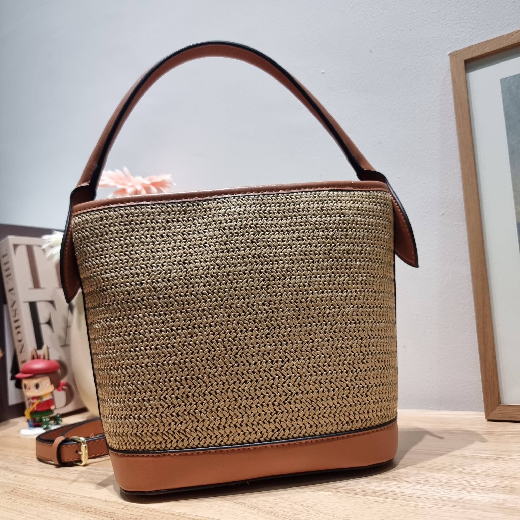 LV PETIT BUCKET BAG ไอเท็มเอ็กซ์คลูซีพจัดมาให้สาวๆโดยเฉพาะ!! กับกระเป๋าสะพายรุ่นลิมิเต็ดหายาก รูปทรงสวยงามสานเต็มใบ และยังโดดเด่นด้วยโลโก้ สีโทนอุ่น