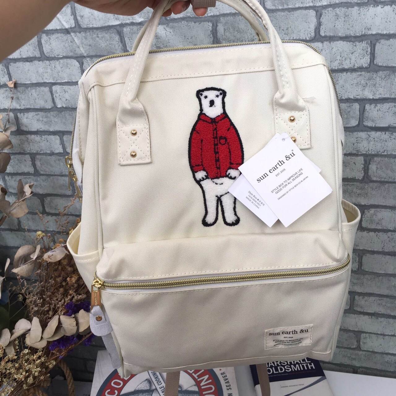 รุ่นขายดีค่า Sun earth & U รุ่นหมี Benjamin รุ่น Classic (Canvas ใบใหญ่) by anello Anello อัพเดทเทรนด์กระเป๋าที่กำลังมาแรงในตอนนี้ หลังจากที่หลายคนกำลังนิยมใช้กระเป๋าสุดฮิต อย่าง Anello จากประเทศญี่ปุ่นตอนนี้ทางแบรนด์ได้เพิ่มคอลเลคชั่นใหม่ขึ้นชื่อว่า Sun 