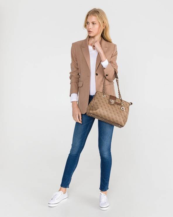 กระเป๋าสะพายไหล่ Guess Logo City Small Society Satchel กระเป๋าสะพายไหล่ ขนาดกำลังดี วัสดุ pu สวยอยู่ทรง มาพร้อมพวงกุญแจน่ารักๆ ถอดออกได้ ด้านหน้าประดับโลโก้แบรนด์ เปิดปิดด้วยซิป มี 2 ช่องหลักใช้งาน ภายในช่องซิปหน้าแยกเป็นสัดส่วนการใช้งาน ซิปช่อง 2 โล่งกว้