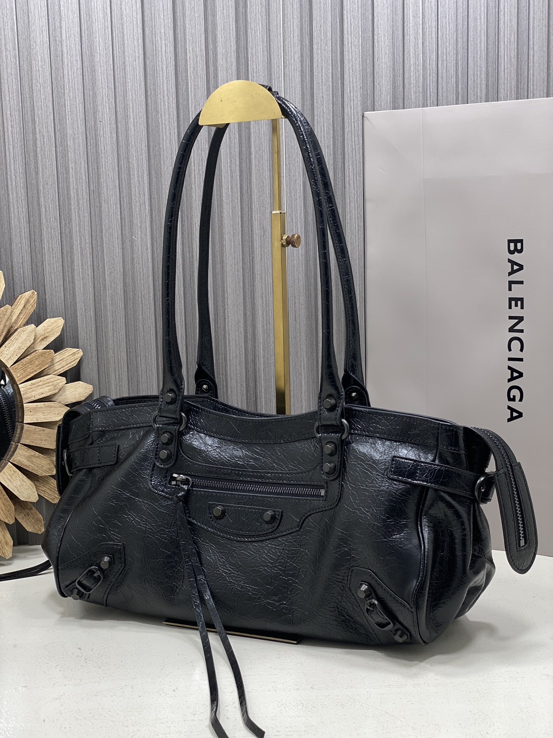 ORI หนังแท้ | Balenciaga Le City Bag East-west Bag กระเป๋าถือ/สะพายข้างทรงยาวดีไซน์โดดเด่นสวยเท่ล้ำสมัย ที่สุดแห่งความไอคอนิกไม่เหมือนใคร มีกิมมิคและลูกเล่นแพรวพราว