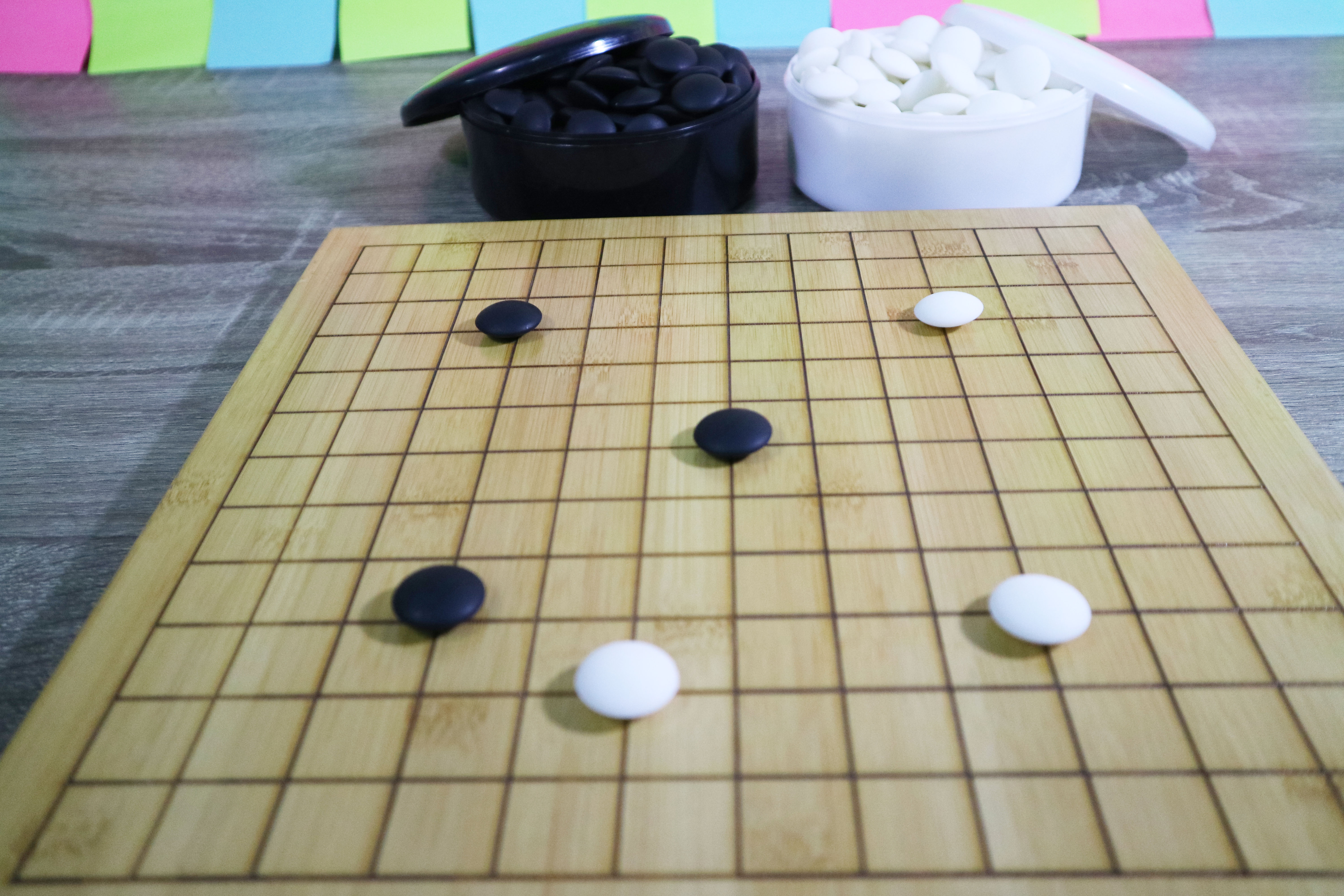 ชุดหมากล้อมกระดานไม้กระดาน9เส้นและ13เส้นพร้อมเม็ดหมากล้อมเมลามีนพร้อมโถพลาสติกทรงกลม