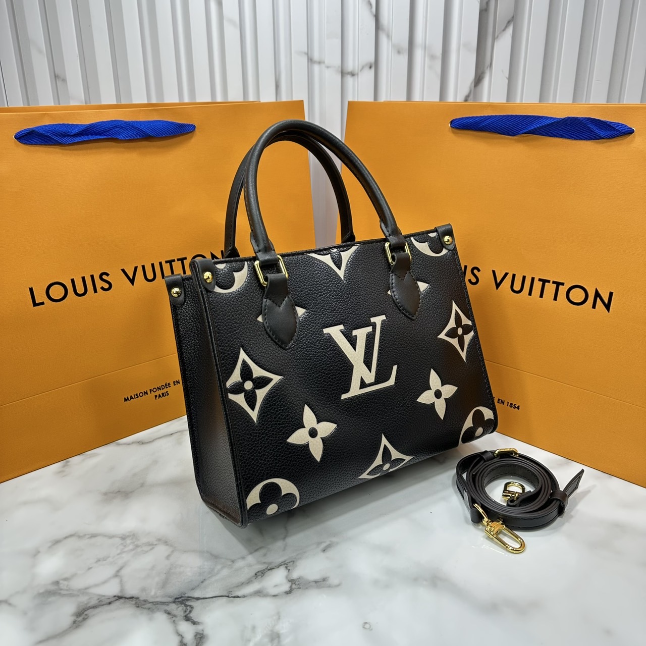 ORI หนังแท้ | LV OnTheGo PM bag กระเป๋าสะพายทรงโท้ท Monogram Empreinte ประทับลาย Medium Bicolor พกพาของใช้ที่จำเป็นอย่างมินิแท็บเล็ต เลือกใช้งานได้หลายรูปแบบ