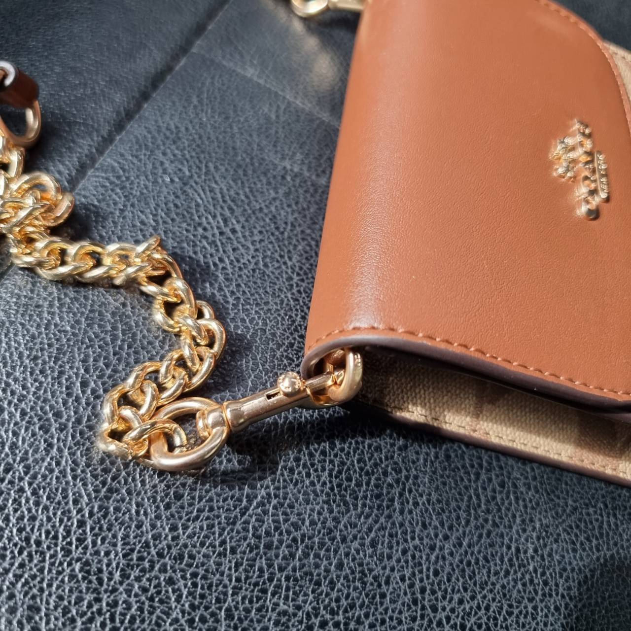 COACH 3051 RACHEL PHONE CROSSBODY IN SIGNATURE CANVAS HOT ITEM!! กระเป๋าสะพาย case phone ต้องมา ให้คุณพกพา gadget ล้ำไปได้ทุกที่ ใส่โทรศัพท์มือถือได้ทุกรุ่น ดีไซน์ใหญ่กว่าเดิม และยังมีช่องเก็บบัตรให้เพิ่มไปอีก ดีไซน์ลายซีคลาสสิค วัสดุหนังแคนวาส เปิด-ปิดด้