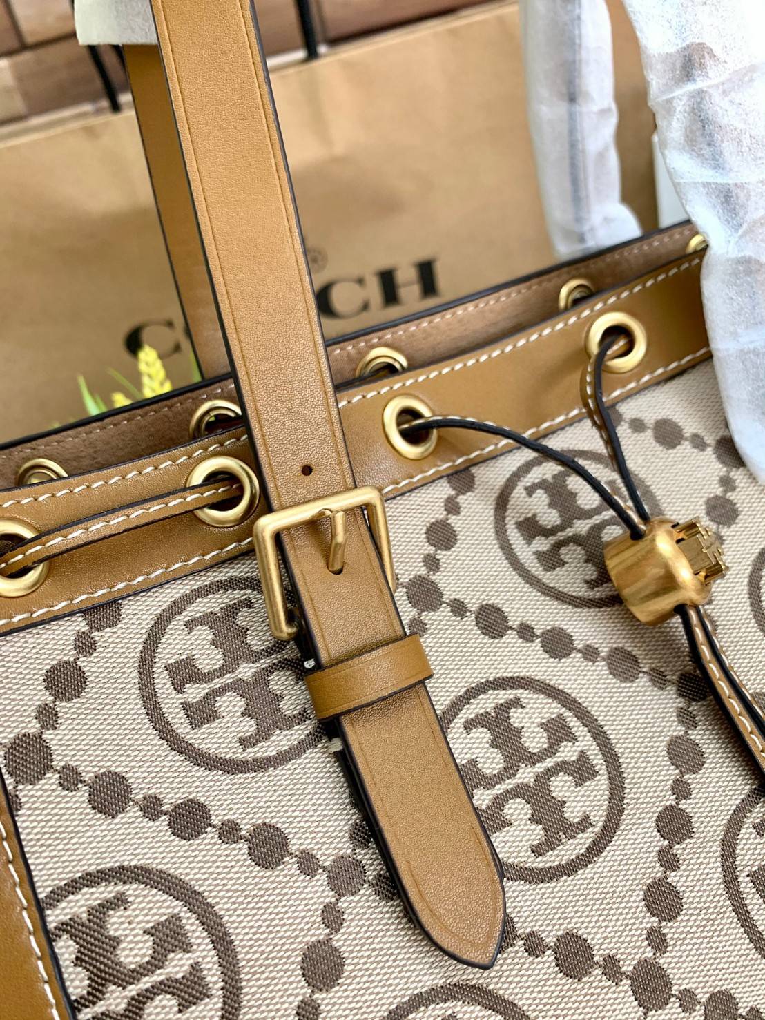 OUTLET 】Tory Burch T Monogram Jacquard Tote Bag ใบใหญ่ใส่จุมากค่ะสาวๆ! พร้อมส่ง! กระเป๋าที่สามารถใช้ได้กับทุกๆวัน วัสดุJacquard+หนัง ได้ลงตัว สวยงามค่ะ ปากกระเป๋าแบบหูรูด ที่จับอะไหล่แบรนด์สวย ภายในกระเป๋ากว้างมากๆ สาวๆที่สัมภาระเยอะนี่หายห่วงไปเลยค่ะ มีช