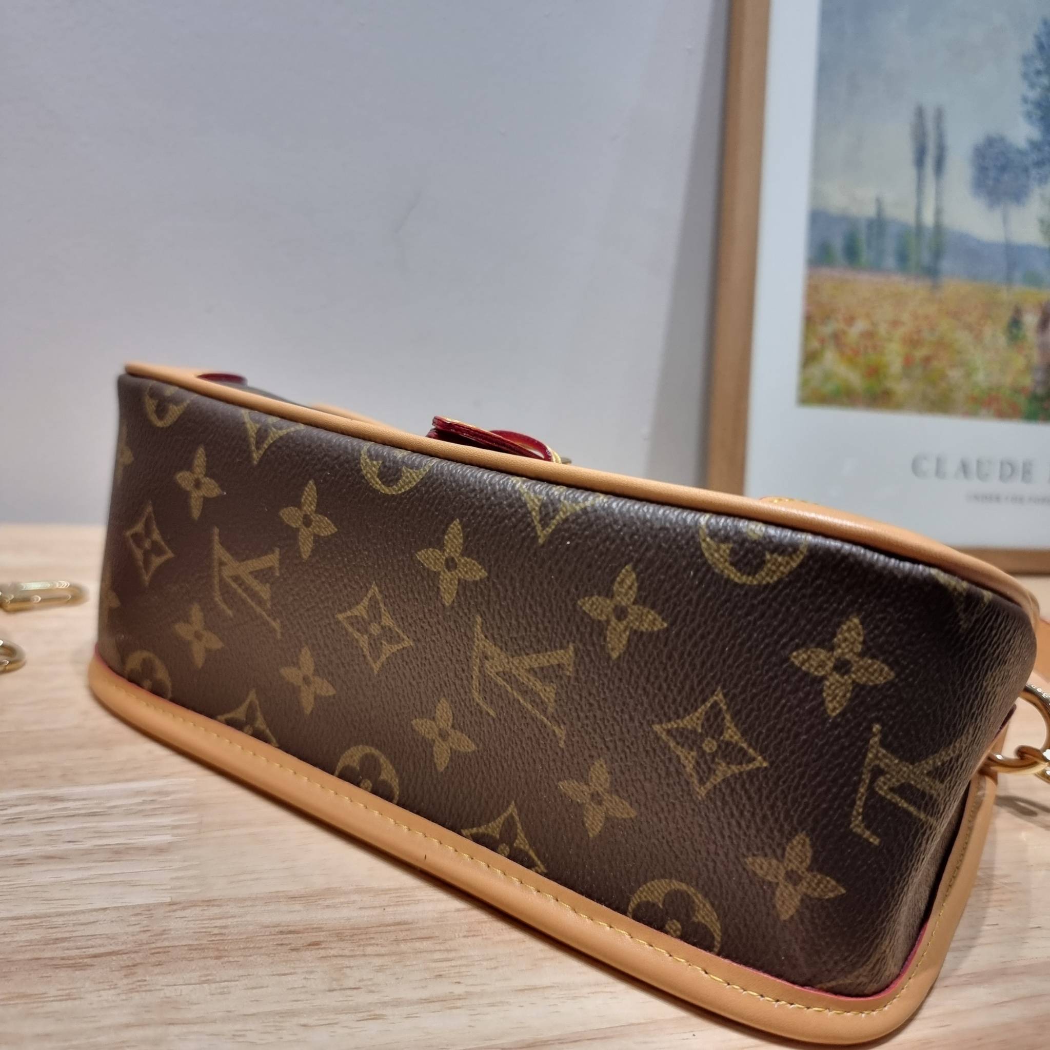 LV Diane Monogram Bag / LV multi handbag กระเป๋ามัลติฟังก์ชั่นสุดคุ้ม ดีไซน์ออกมาน่ารักน่าใช้มากๆ วัสดุหนังแคนวาส มีสายมาให้ถึง 2 แบบ สายหนังคล้องไหล่ได้ และสายสปอร์ตครอสบอดี้ได้ ปรับเปลี่ยนใช้ตามลุคแต่ละวันได้เลย
