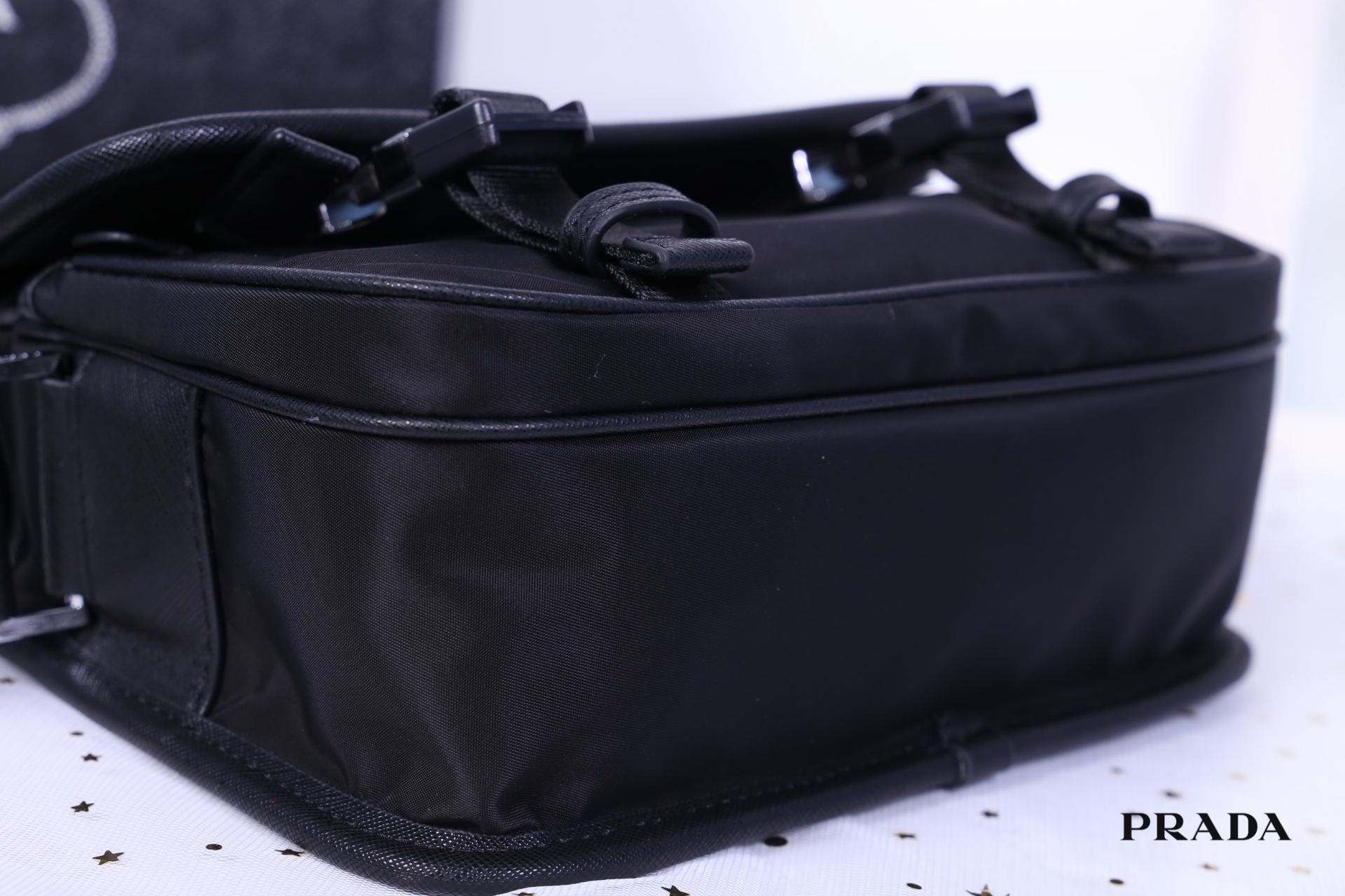 Prada Nylon and Saffiano Leather Bag with Strap กระเป๋าสะพายแบบ Crossbody ใช้ได้ทั้งหญิงชาย มาพร้อมกระเป๋าใส่เหรียญใบเล็กน่ารัก เปิด-ปิดด้วยตัวล็อค ด้านในยังแบ่งช่องเป็นสัดส่วน จุของได้เยอะ ซับในด้วยผ้าพิมพ์ลายแบรนด์อย่างดี และยังมี 1 ช่องซิปด้านหลัง สายส