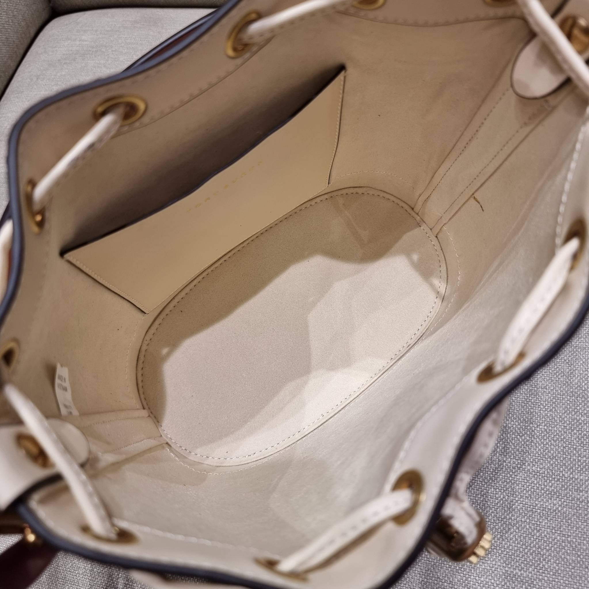 TORY BURCH T MONOGRAM EMBOSSED BUCKET BAG คอลเลคชั่นใหม่ กับกระเป๋าบัคเก็ตทรงยอดนิยม ดีไซน์ใหม่ล่าสุด สวยลูกคุณหนู หรูหรา!! ด้วยดีเทลผิวลายนูนลวดลายเอกลักษณ์ วัสดุหนังแท้ ปากกระเป๋ารูดเปิด-ปิดได้ มีหูจับในตัว สะดวกใช้ไปอีก และมีสายสะพายข้าง ปรับได้อีกด้วย