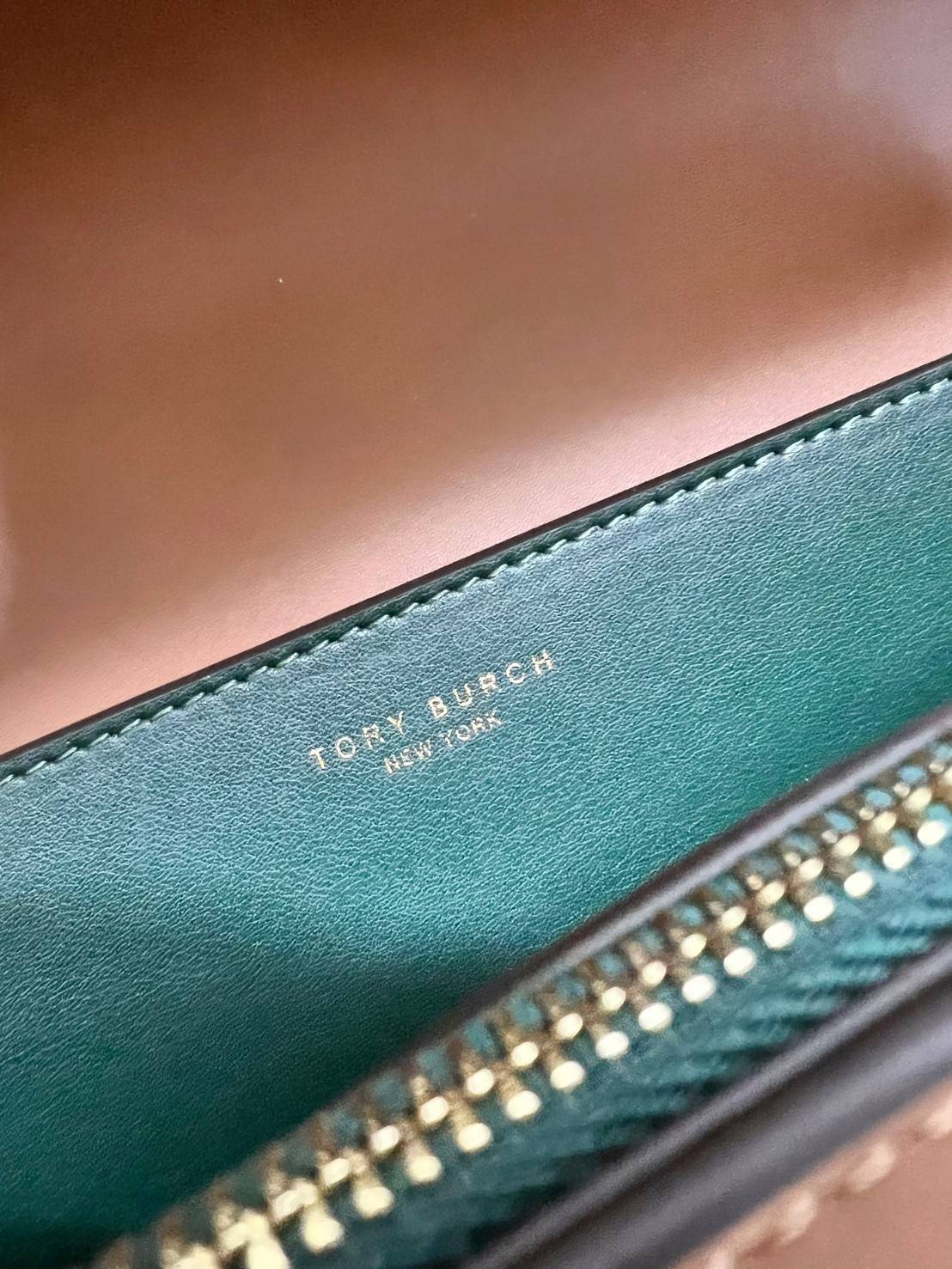 TORY BURCH ELEANOR CONVERTIBLE SHOULDER BAG ((89644)) รุ่นใหม่ สวยตามคนดังเซเลบกันเลยค่า! พร้อมส่ง ห้ามพลาดก่อนหมด ต้องมีติดตัวสักใบค่า กระเป๋าหิ้ว//คล้องไหล่ หรือสะพายข้างได้ หนังแท้เรียบ ผิวลื่น หรูมากๆสำหรับรุ่นนี้ เปิด-ปิดกระเป๋าแบบแม่เหล็กโลโก้แบรนด์