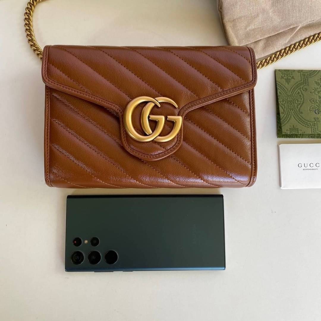GUCCI Marmont Wallet on chain Leather / GG Marmont Chain Wallet เกรดเทพออริจินอล หนังแท้ งานสวยน่ารักมาก ใส่โทรศัพท์ได้ทุกรุ่น หนังวัวแท้นิ่มมาก ใส่การ์ด ใส่บัตร ได้เยอะมากๆ ฝ่าปิดแบบกระดุมใช้งานง่าย *กระดุมมีโลโก้ Gucci * งานสวยละเอียดยิบย่อยทุกจุด ภาพถ่