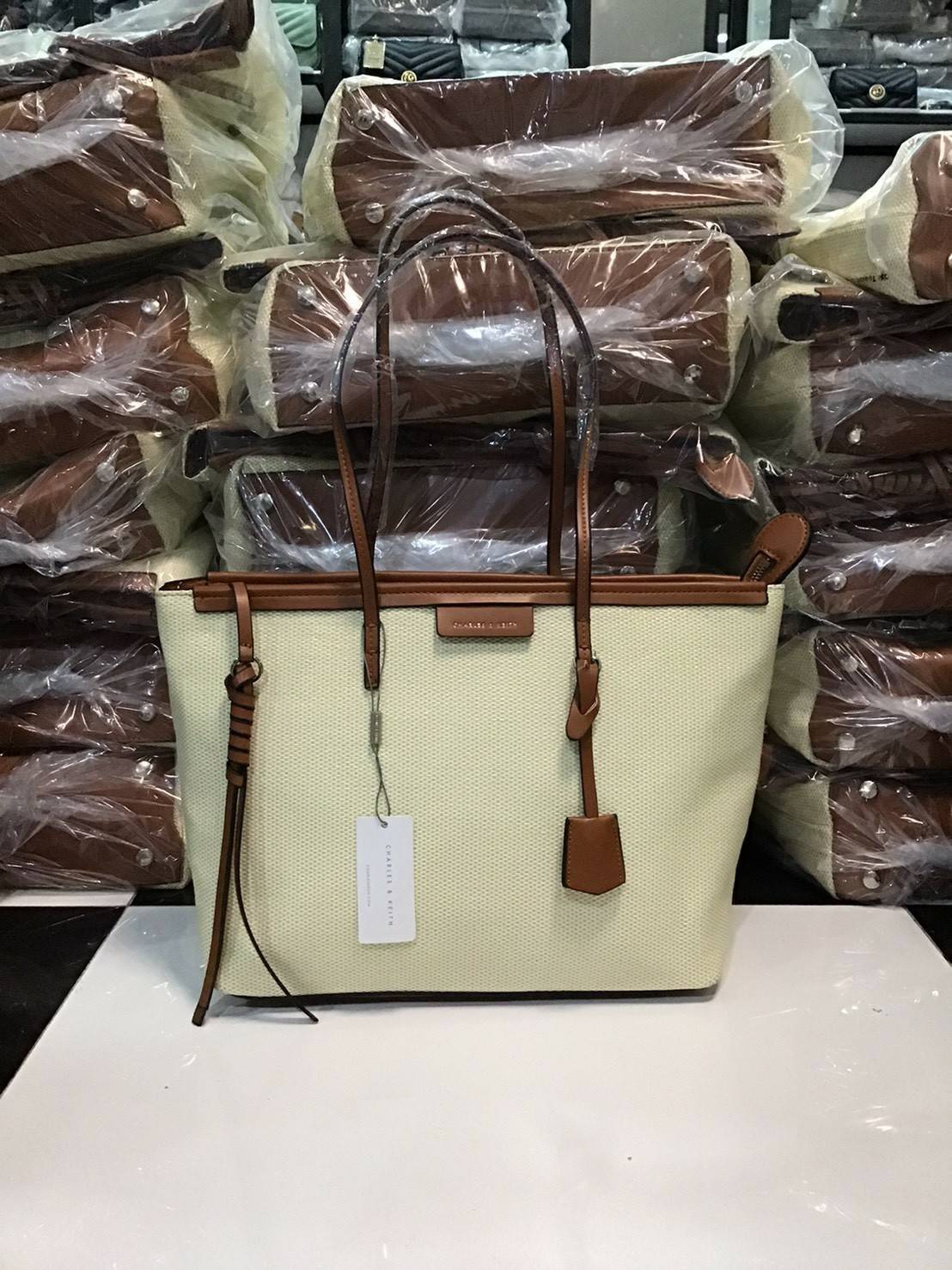 Charles & Keith Black Textured Tote Bag ฮอตฮิตตลอดกาลสำหรับรุ่นนี้ รุ่นยอดนิยม!! มากี่รอบกี่รอบก็ขายดี ใครไม่มีรุ่นนี้ติดตู้ไว้ถือว่าเชยมาก(!!) กระเป๋าสะพายทรง Shopping bag ใบใหญ่จุของได้ใจ น้ำหนักเบา โดดเด่นด้วย Textured วัสดุสานรอบใบ ตัดขอบหนัง สวยอยู่ท