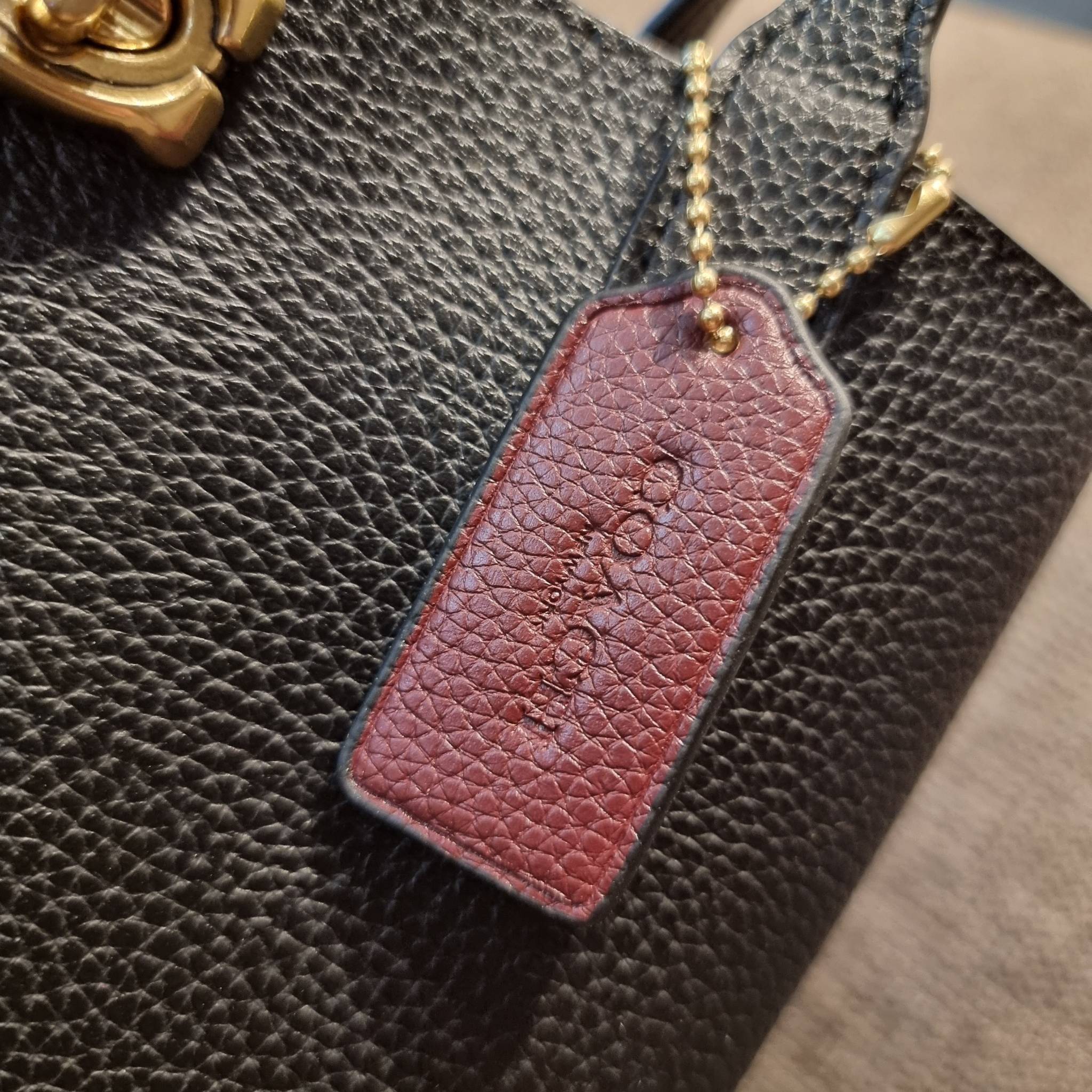 COACH C8561 C8869 WILLOW TOTE 24 IN COLOR BLOCK น้องสาวลุคลูกคุณมาแล้วจ้า กระเป๋าถือ/สะพาย ดีไซน์คัลเลอร์บล็อค ลงตัว เรียบหรู ใบจริงคือผู้ดี๊ผู้ดี ใช่ได้ทุกๆโอกาส วัสดุหนัง pepble อยู่ทรง เปิดปิดด้วยตัวบิดล็อค และอีกฝั่งเป็นกระดุมแม่เหล็ก ภายในโล่งกว้าง ใ