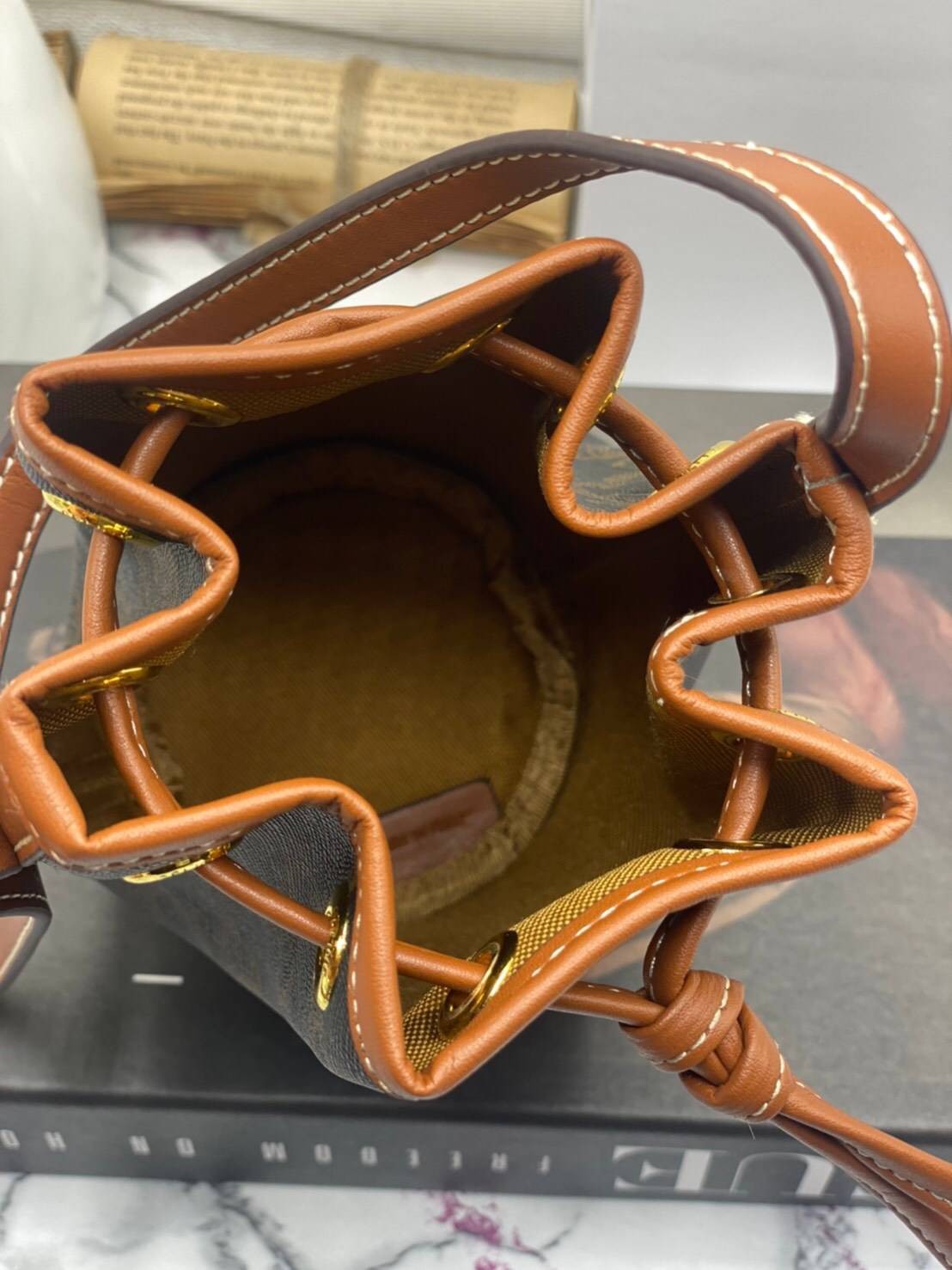 VIP 】หนังแท้ CELINE MINI DRAWSTRING BAG IN TRIOMPHE CANVAS AND CALFSKIN กระเป๋าทรงบัคเก็ตขนาดมินิน่ารัก ในรุ่นนี้ได้รับคำชื่นชมจากแฟชั่นกูรูทั้งหลาย เนื่องจากมีรูปทรงที่สุดแสนจะเรียบง่าย มีช่องใส่ของที่กว้าง ตัวกระเป๋าเป็นแบบหูรูด ช่วยให้เปิด-ปิดง่าย สะดว