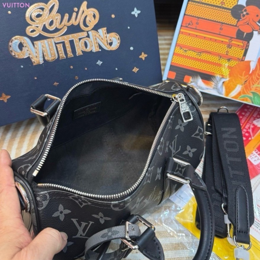 V Keepall Bandouliere 25 Bag กระเป๋าทรงหมอนสุดฮิต สีดำสวยคลาสสิค ดูแพงสุดๆ เท่และหรูในใบเดียว มาพร้อมสายสะพายแบบสปอร์ต ดีไซน์เริ่ดไม่ซ้ำใคร