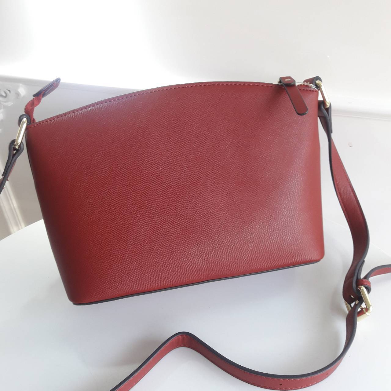 รุ่นแนะนำ **สวยเว่อร์วังสุดๆ Kate Spade New York Mini Cross Body Bag กระเป๋าถือหรือสะพายหนัง Saffiano สวยหรูอยู่ทรงสไตล์ PRADA ด้านหน้าประดับโลโก้สีทองสวยไฮโซ มาพร้อมสายสะพายยาวปรับได้ ภายในมีช่องซิปและช่องเล็ก ซับในอย่างดีสกรีนลายตามแบบฉบับของแบรนด์ภายใน