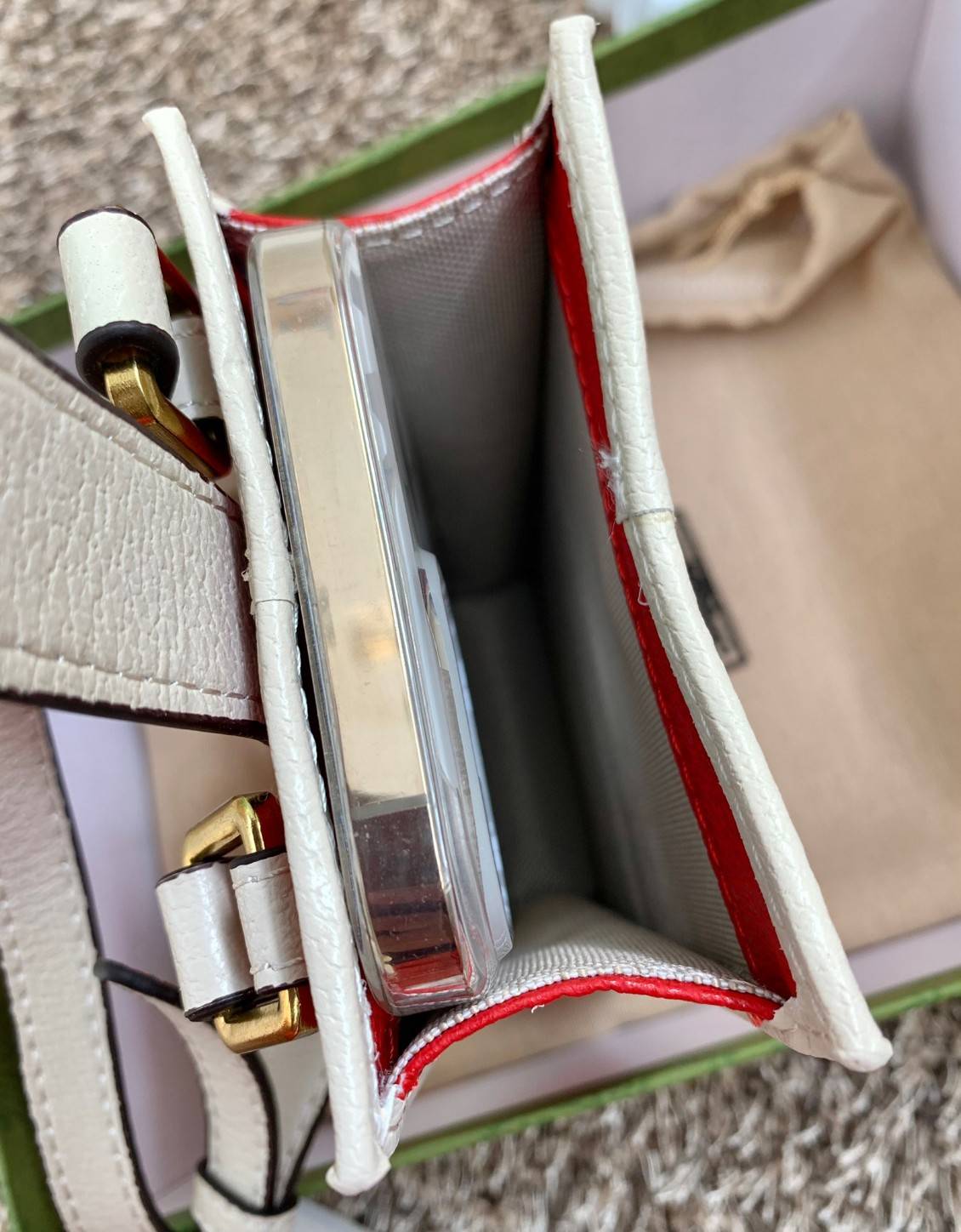 VIP 🥂 LIMITED EDITION Gucci x adidas Phone Case ไม่มีได้ยังไง สวยขนาดนี้ ที่หนุ่มๆสาวๆต้องมีติดตัวค่ะ 💙กระเป๋าใส่มือถือ หนังแท้ 🔺สีน้ำตาลอมเหลือง สัสดุJacquard ทอลายGG ค่ะ ด้านหน้าทั้ง3สี มีโลโก้แบรนด์แบบนูนอันเป็นสัญลักษณ์ของคอลเล