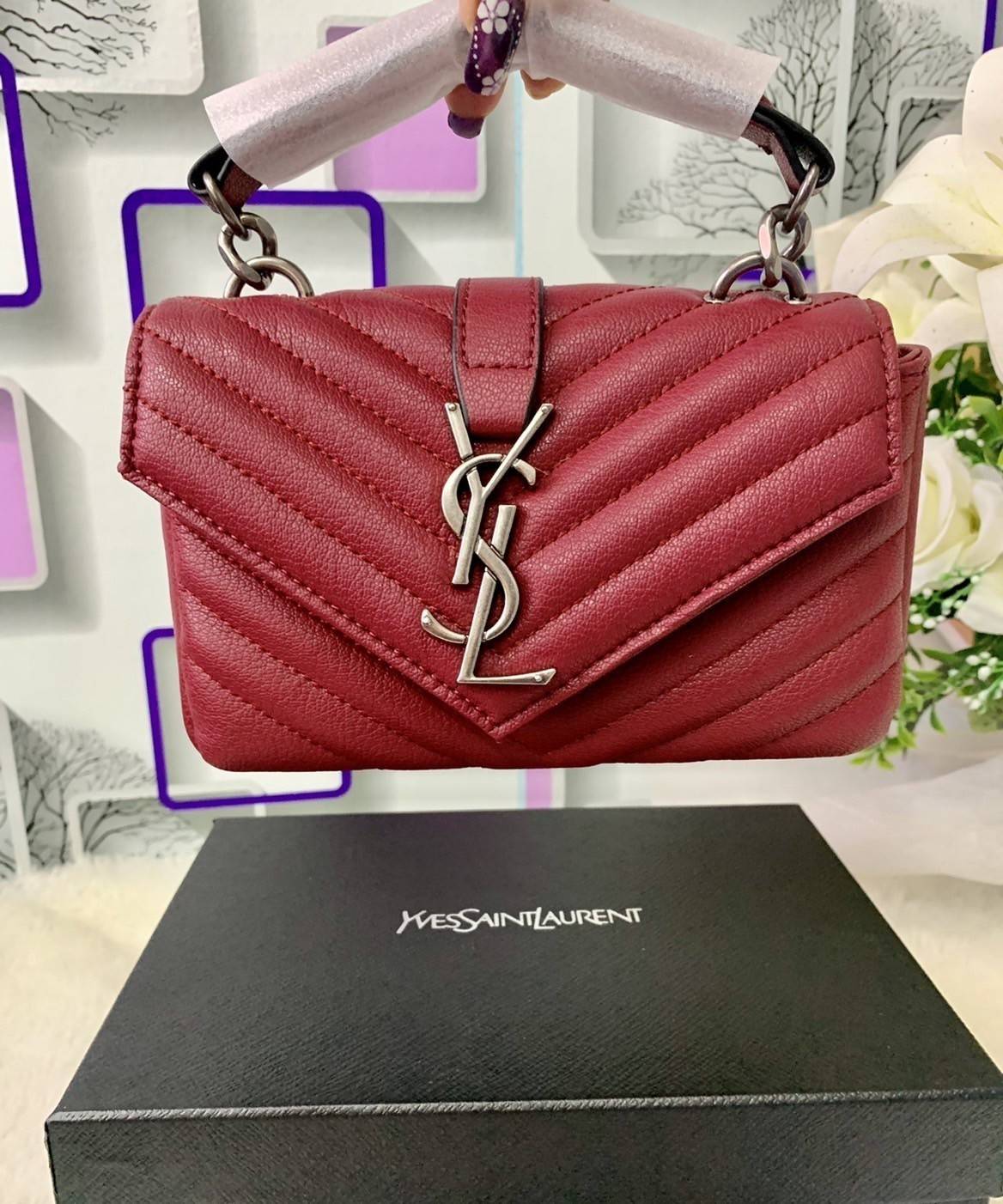 VIP 】SAINT LAURENT CLASSIC BABY COLLEGE MONOGRAM CHAIN BAG IN BLACK MATELASSE LEATHER VIP GIFT WITH PURCHASE (GWP) พรีเมี่ยมกิ้ฟ Limited Edition จาก YSL DUTY FREE COUNTER กระเป๋าสะพายรูปทรงน่ารัก ดีไซต์มาใหม่สำหรับสาวก SAINT LAURENT มีหูจับเกร๋ๆ ที่ด้านบน