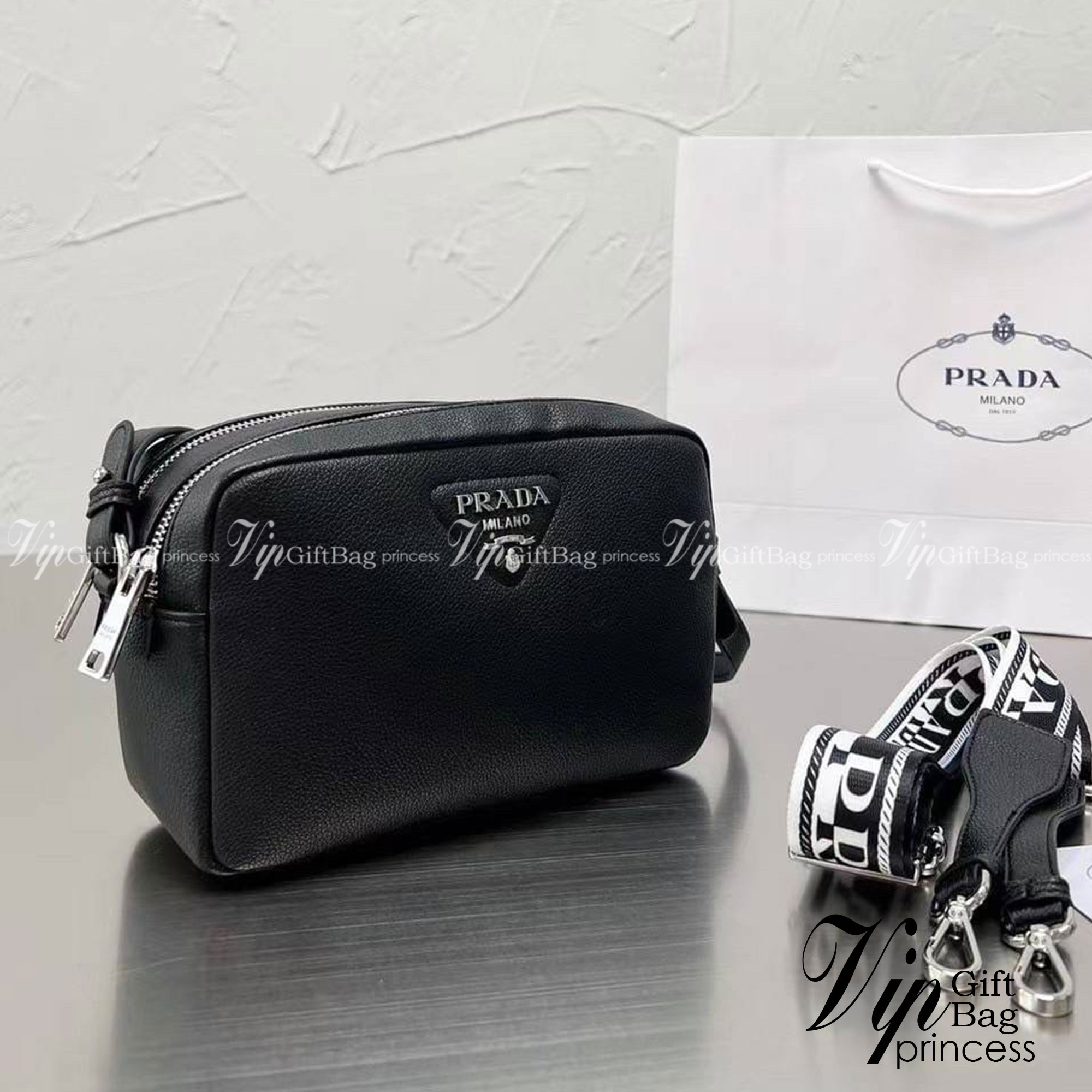 PRADA CAMERA LEATHER BAG with shoulder strap / PRADA MESSENGER BAG BLACK กระเป๋าสะพายหนัง รุ่น Unisex ใช้ได้ทั้งชายหญิง ขนาดกำลังดี ดีไซน์เรียบ แต่หรูหรา พร้อมสายสะพาย 2 เส้น ปรับระดับได้ สามารถสะพายไหล่ และครอสบอดี้