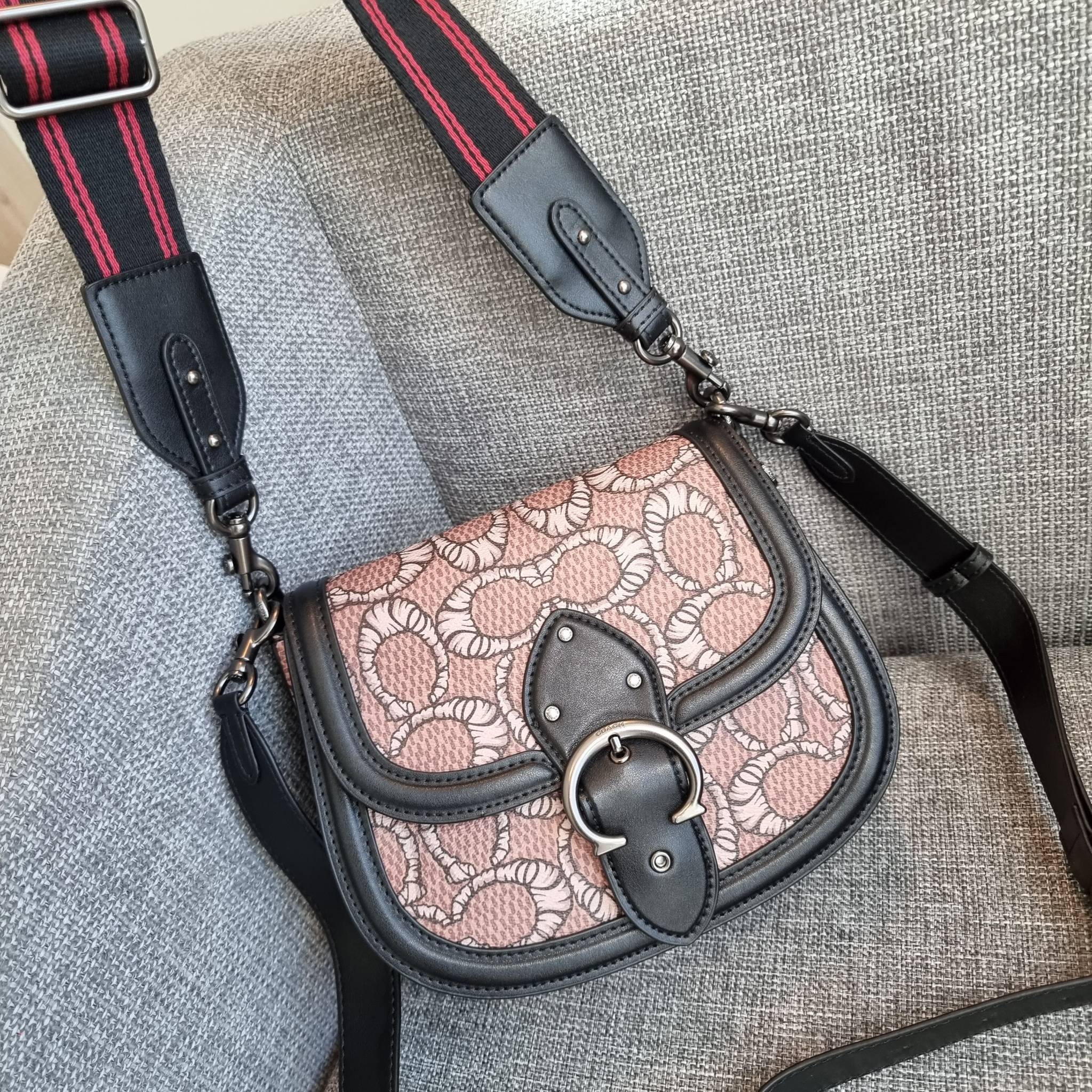 OUTLET 】COACH C6972 COACH x MICHAEL B. JORDAN WITH BEAT SADDLE BAG คอลเลคชั่นใหม่ ดีไซน์สุดชิค มาให้สวยในไทยก่อนใคร กับกระเป๋าทรง saddle ที่พิเศษมากๆมาพร้อมสายสะพาย 2 เส้น ใช้คู่กันหรือแยกสะพายก็สวยครบสูตร กระเป๋าสะพายทรง saddle คลาสสิค วัสดุหนังแคนวาสสลั