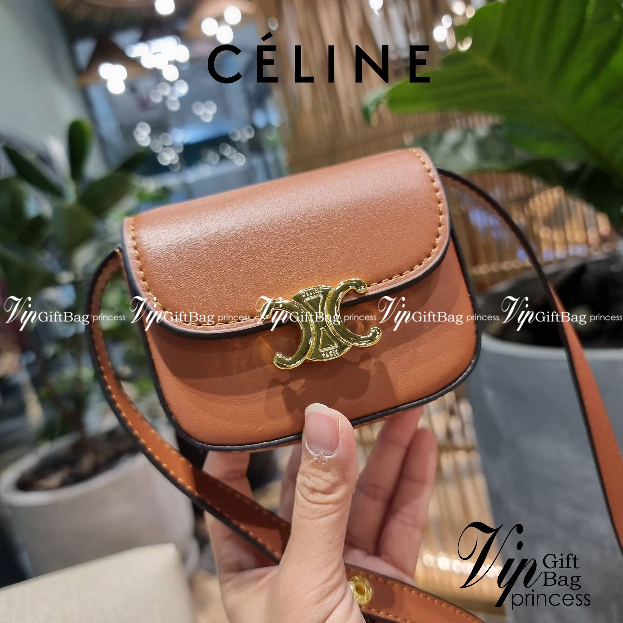 CELINE TRIOMPHE MINI BAG แรร์ไอเท็ม สีลิมิเต็ดในไซส์มินิ กับกระเป๋าสะพายที่เล็กแต่ปังมาก!! ดีเทลเรียบแต่หรู วัสดุหนังแท้ สีคลาสสิค เปิด-ปิดด้วยกระดุมแน่นหนา ภายในเป็นช่องโล่ง สายสะพายถอดได้ ปรับได้ตามชอบ ใบนี้สามารถใส่บัตร ใส่ธนบัตรได้ พกเป็นกระเป๋าสตางค์