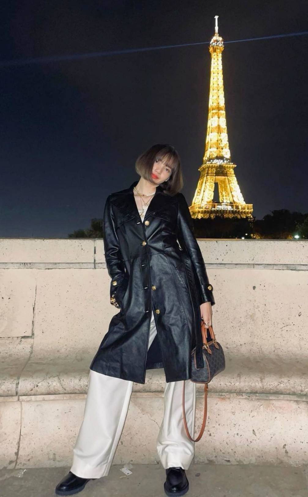 CELINE MINI CROSSBODY BAG VIP วัสดุ Triomphe Canvas สวยอยู่ทรงดีไซน์ยอดนิยมทรง Speedy ไม่มีเอ้าท์ค่ะ เปิดปิดด้วยซิปแบรนด์อะไหล่ทอง ใส่กระเป๋าสตางค์ มือถือ ของจุกจิกได้เยอะ หูจับแข็งแรงพับลงได้ พร้อมสายหนังยาวปรับระดับได้ถอดได้ อะไหล่แบรนด์สีทองหรูมีโลโก้ 