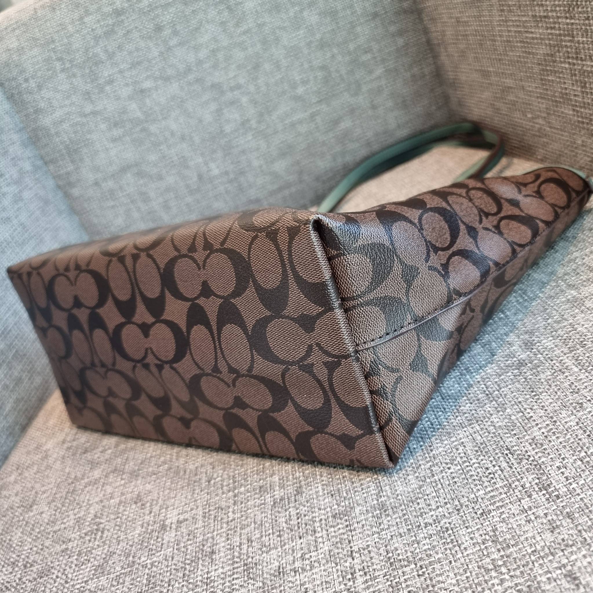 OUTLET 】COACH F58292 CITY ZIP TOTE IN SIGNATURE 16" รุ่นขายดี!! ไซส์ใหญ่ สีสวยมาให้แบบจัดเต็ม!! กระเป๋าถือทรงโท้ทใบใหญ่ สวยน่าใช้ทุกสี สะพายคล้องไหล่ได้เก๋ๆ จุของแน่นๆไปเลยจ้า!! วัสดุหนังแคนวาสคุณภาพ ปากกระเป๋าเปิด-ปิดด้วยซิป กันของหล่นได้ ถือไปไหนก็