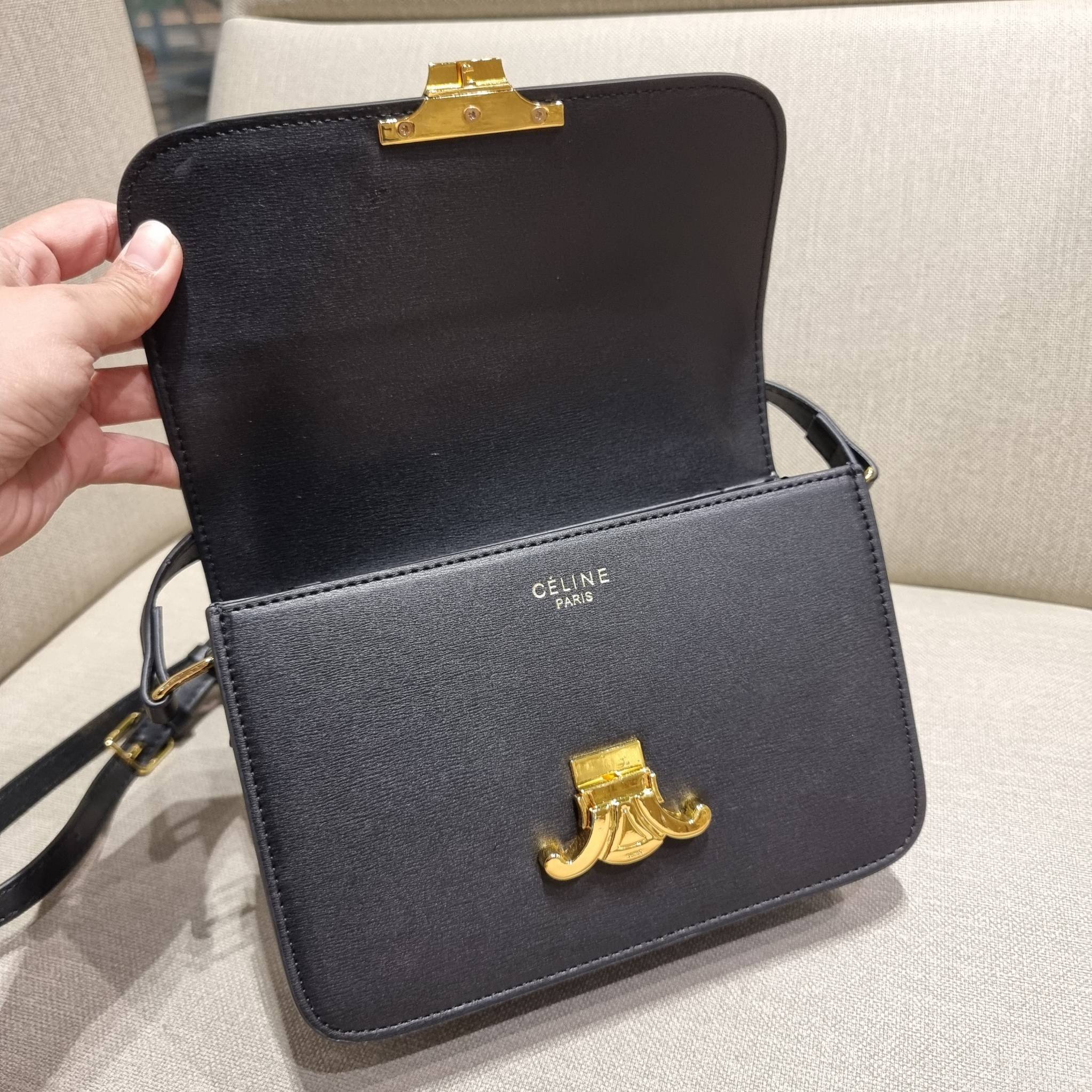 VIP 🥂 CELINE CLASSIQUE TRIOMPHE BAG IN SHINY CALFSKIN ไอเท็มสุดคลาสสิค ที่ขาดไม่ได้ กระเป๋าสะพายทรงสวยคลาสสิค แฝงความผู้ดี ที่ใช้ได้ทั้งชายหญิง วัสดุหนังแท้ เปิด-ปิดด้วยตัวกดล็อค สะดวกใช้มาก ภายในเป็นช่องโล่ง เก็บของได้เป็นสัดส่วน และยังมีช่องซิปใ