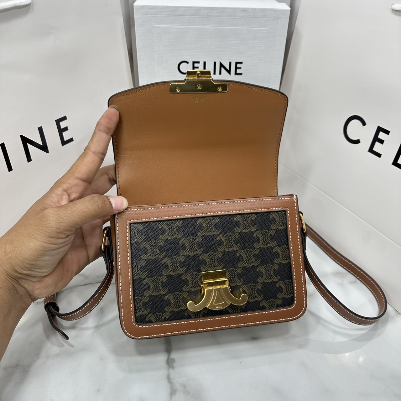 ORI หนังแท้ | 7" CELINE TRIOMPHE TEEN BAG in glossy leather กระเป๋าสะพายรุ่นยอดนิยม ถ่ายทอดให้เห็นถึงแก่นแท้ของสไตล์แบบ CELINE งานหนังเรียบเงาสวยหรูหรา