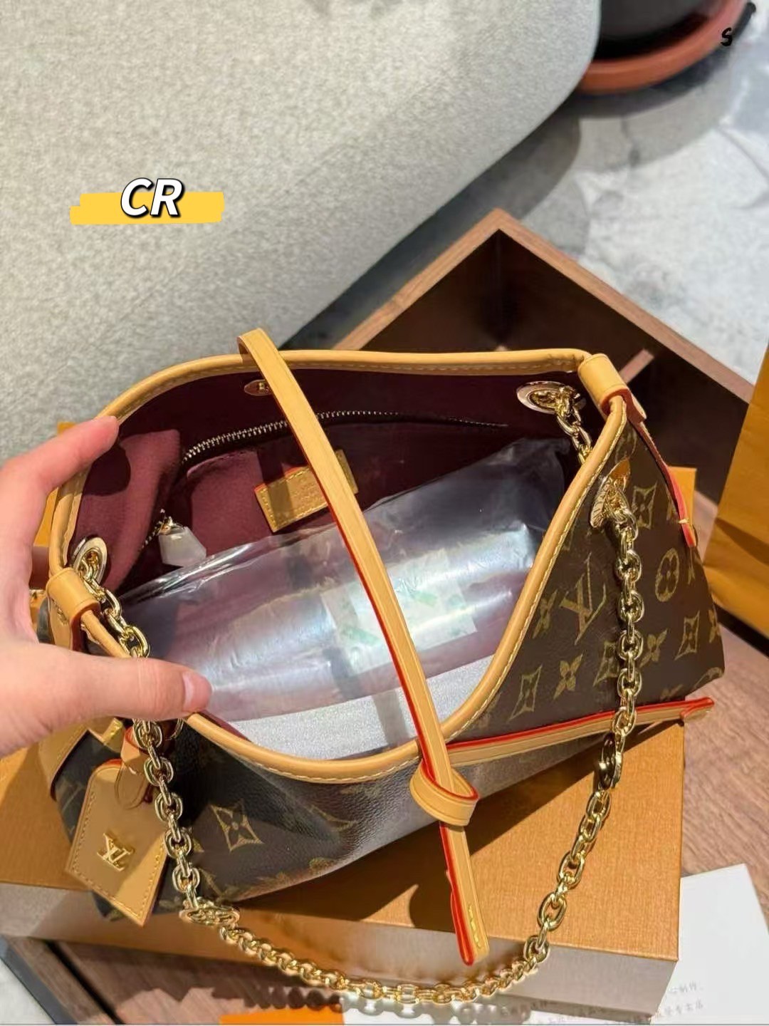 LV CarryAll BB bag Monogram Canvas กระเป๋าสะพายแครี่ออล ไซส์ใหม่ ดีไซส์ใหม่สุดไอคอนิกปรับโฉมใหม่ประจำฤดูกาลในดีไซน์สุดชิค ตกแต่งสายโซ่สีทองงดงามด้วย Monogram Flower