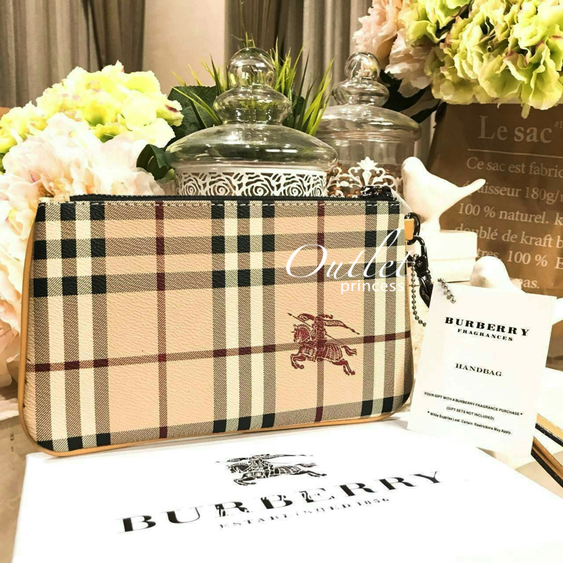 BURBERRY FRAGRANCES WRISTLET Gift With Purchase (GWP) Limited พรีเมี่ยมกิ๊ฟของแท้จากเคาน์เตอร์น้ำหอม BURBERRY วัสดุหนังเรียบลาย Signature คลาสสิคประดับโลโก้ มาพร้อมสายคล้องมือ เปิดปิดด้วยซิปภายในมีโลโก้ มีช่องใส่บัตร ใส่แบงก์พัน บัตร เครื่องสำอางค์ ใส่มือ